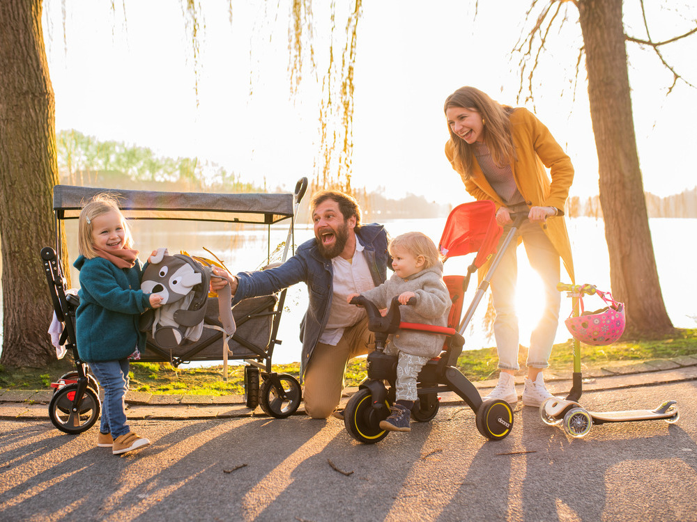 Familie eine spielt mit ihrem baby im park.
