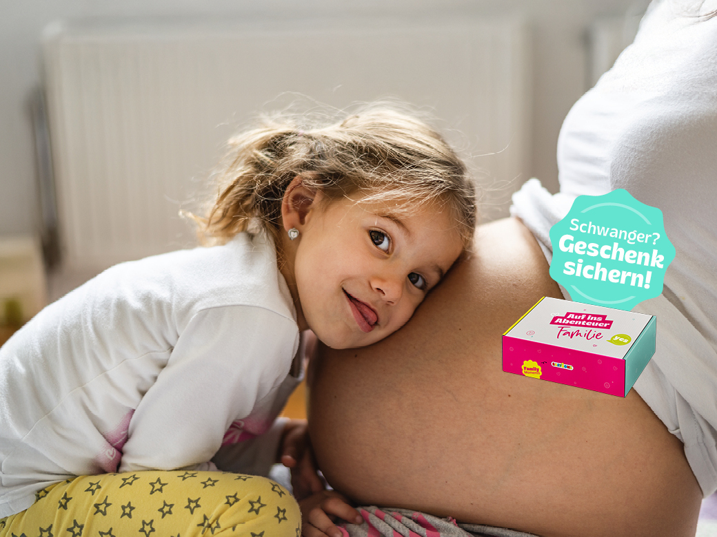 Kleinkind hört an einem Babybauch. Störer Schwanger?Geschenke sichern! 