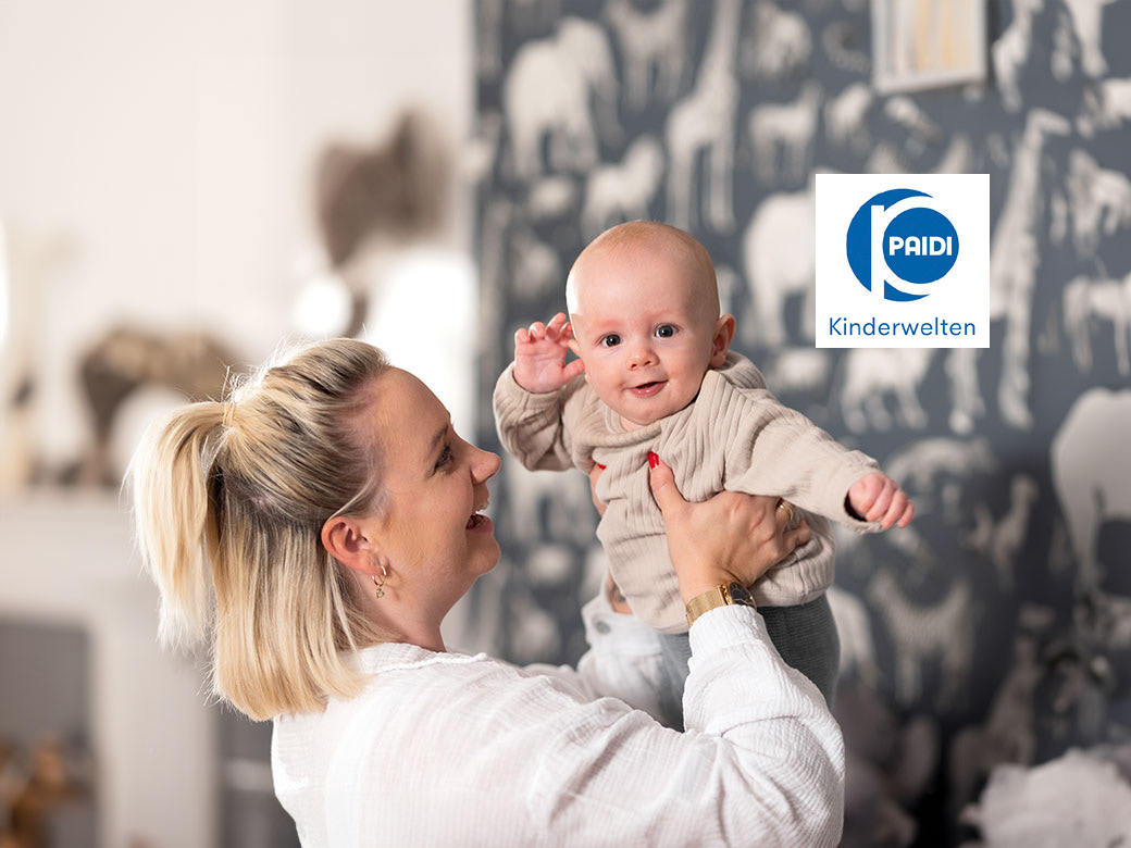 Eine frau, die ein baby in ihren armen hält.