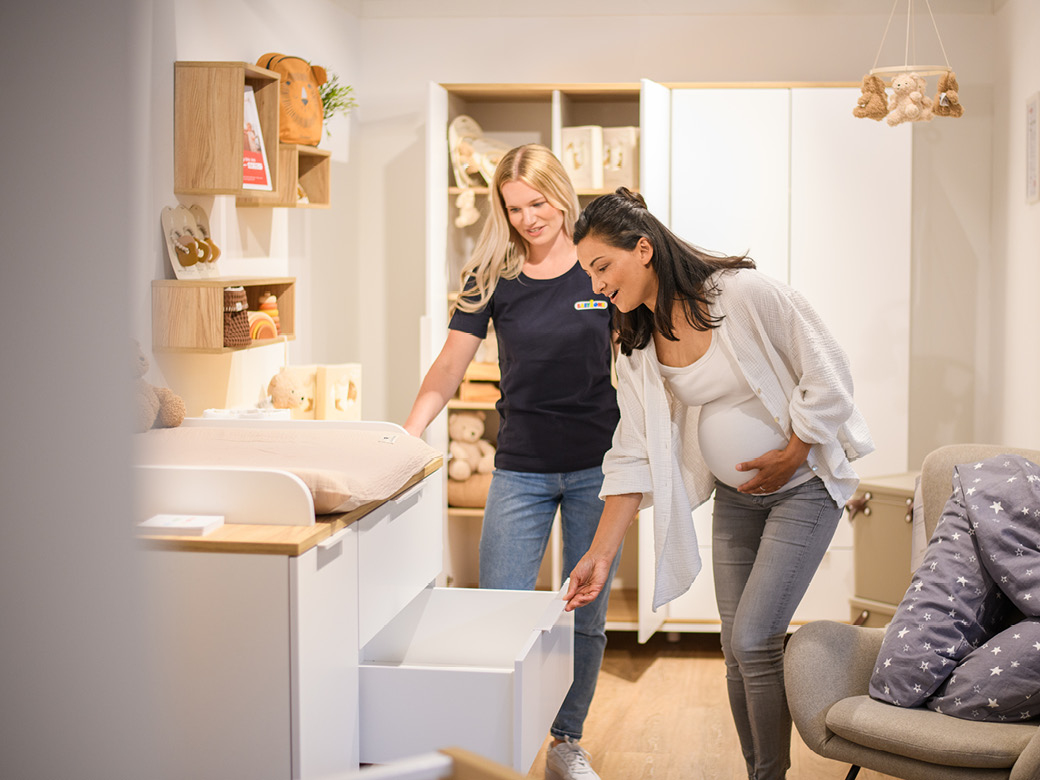 Zwei Frauen unterhalten sich in einem gemütlich eingerichteten Raum.