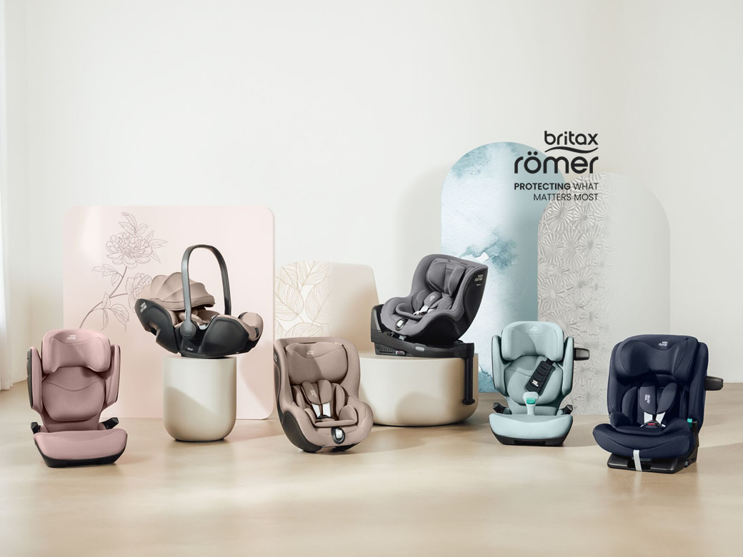 Reihe eine von baby autositzen gemeinsam in verschiedenen farben.