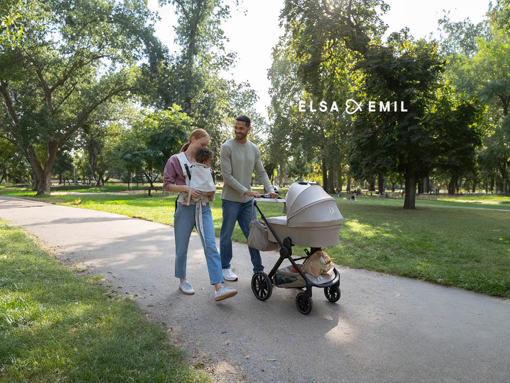 Ein mann und eine frau schieben einen spaziergang im park.
