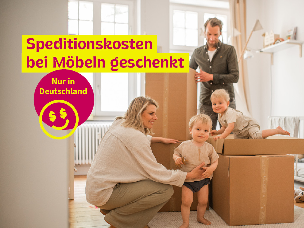 Nur in Deutschland: Speditionskosten bei Möbeln geschenkt. Familie steht im Kinderzimmer zwischen Kartons.