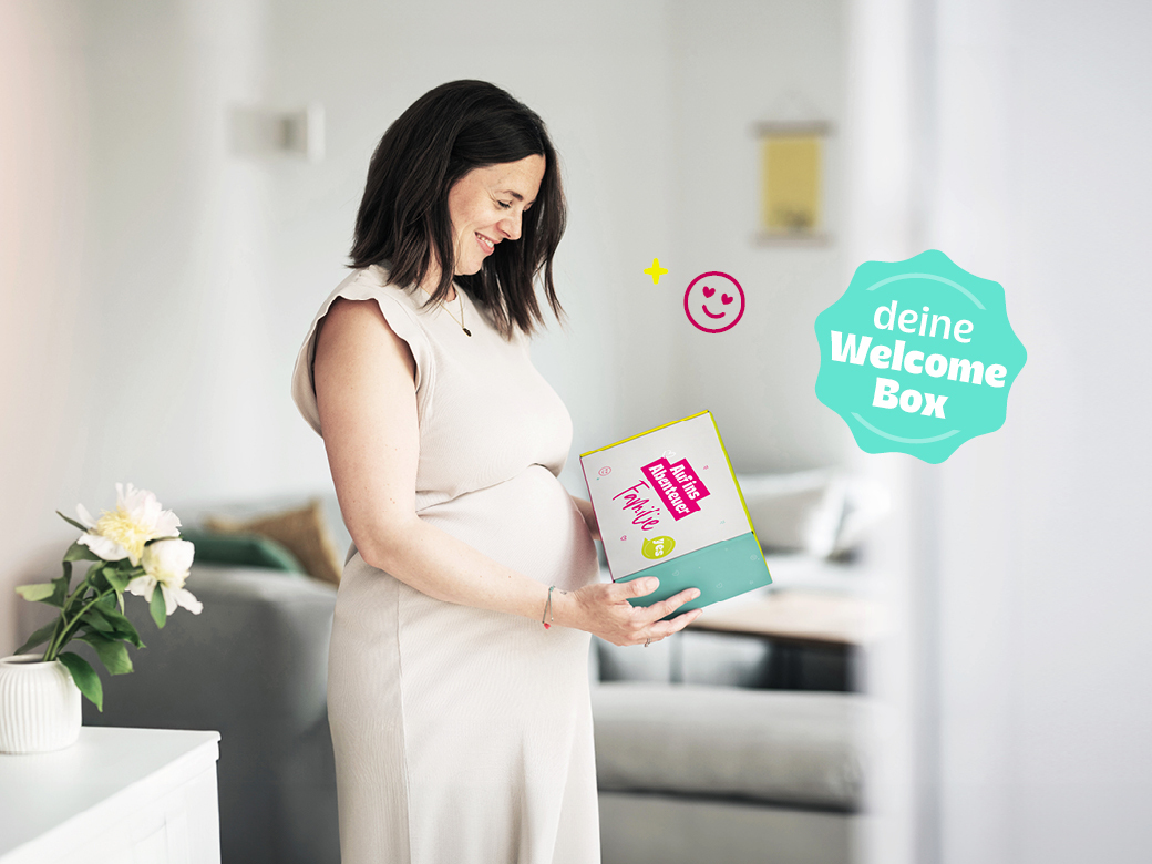 Deine Welcome Box. Schwanger Frau hält die Box in der Hand.