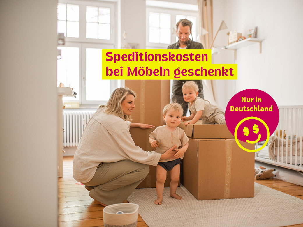 Nur in Deutschland: Speditionskosten bei Möbeln geschenkt. Familie steht im Kinderzimmer zwischen Kartons.