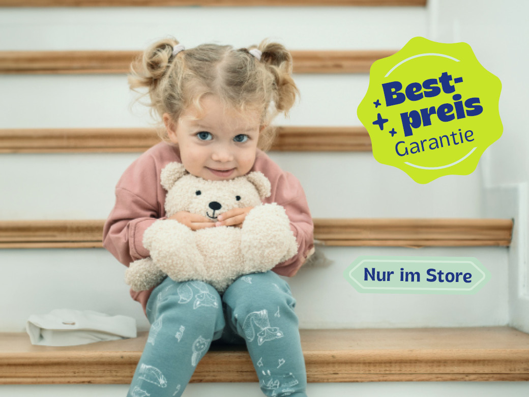 Mädchen sitzt mit Kuscheltier auf der Treppe. Bestpreis Garantie. Nur im Store!