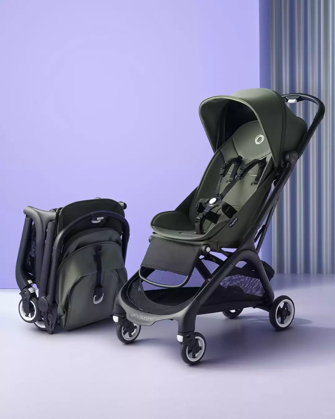 Der Butterfly Kinderwagen von Bugaboo in zwei Zuständen: Links kompakt zusammengeklappt und rechts vollständig aufgestellt und fahrbereit.