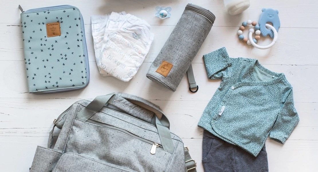 Baby ein jungen reisetasche, windel und windel.