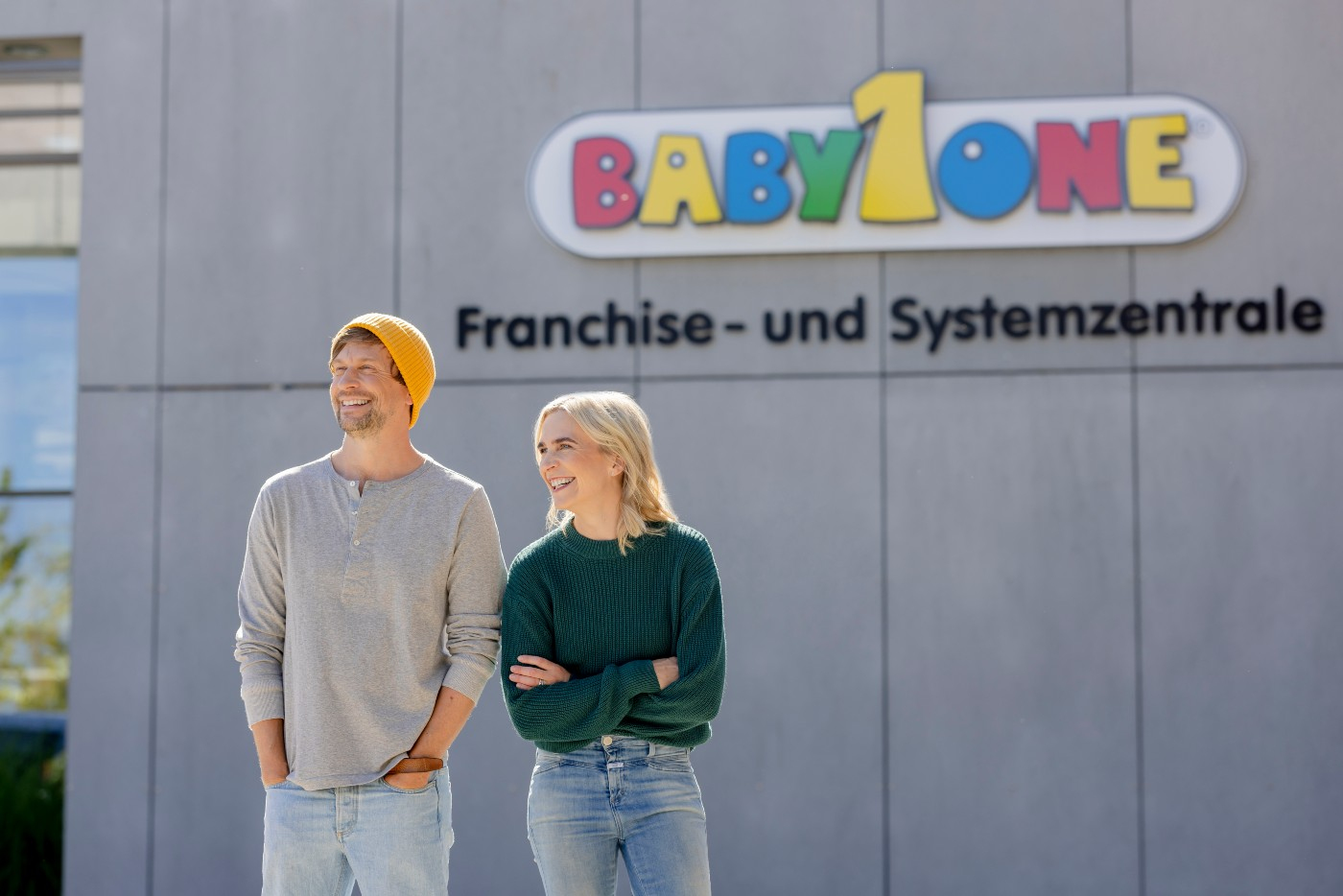Ein Mann und eine Frau stehen vor der Franchisezentrale