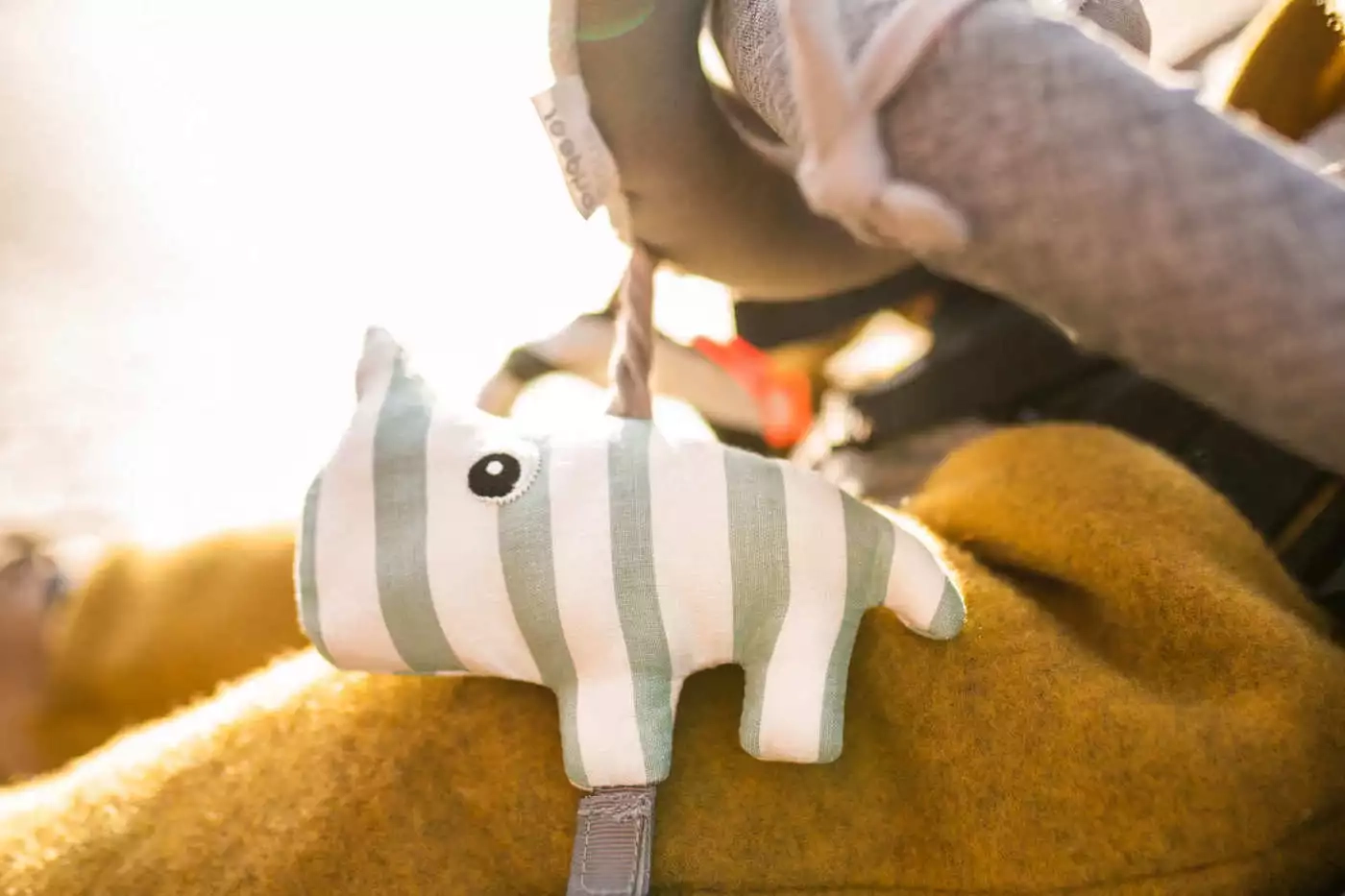 Tier ein ausgestopftes, das auf einem ausgestopften sitzt.