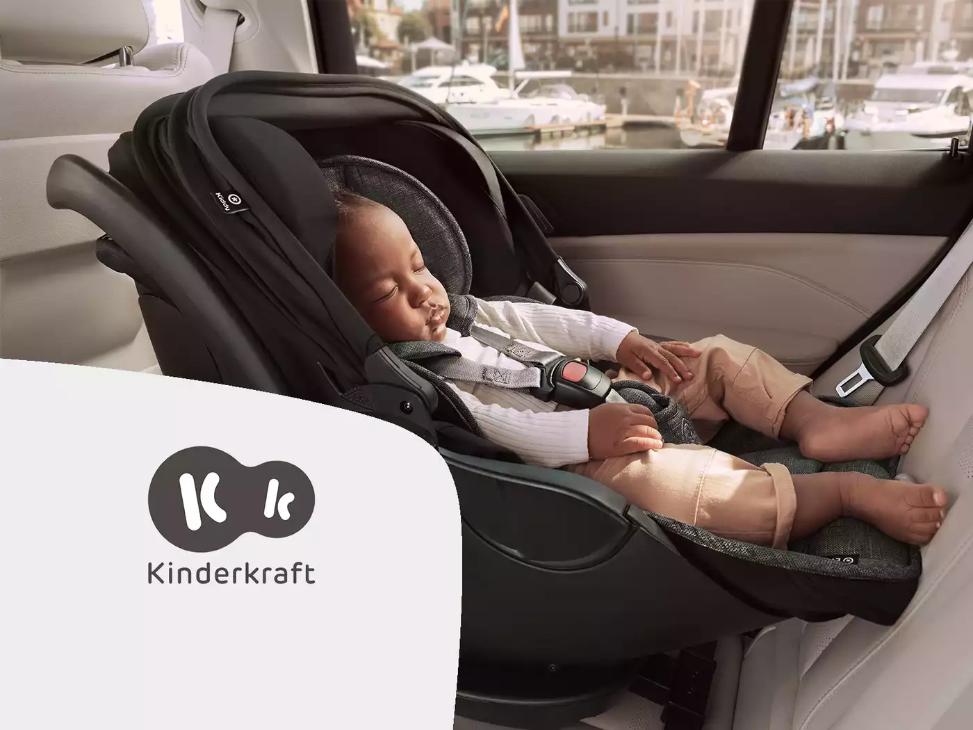 Baby ein auf einem autositz in der rückseite eines autos.