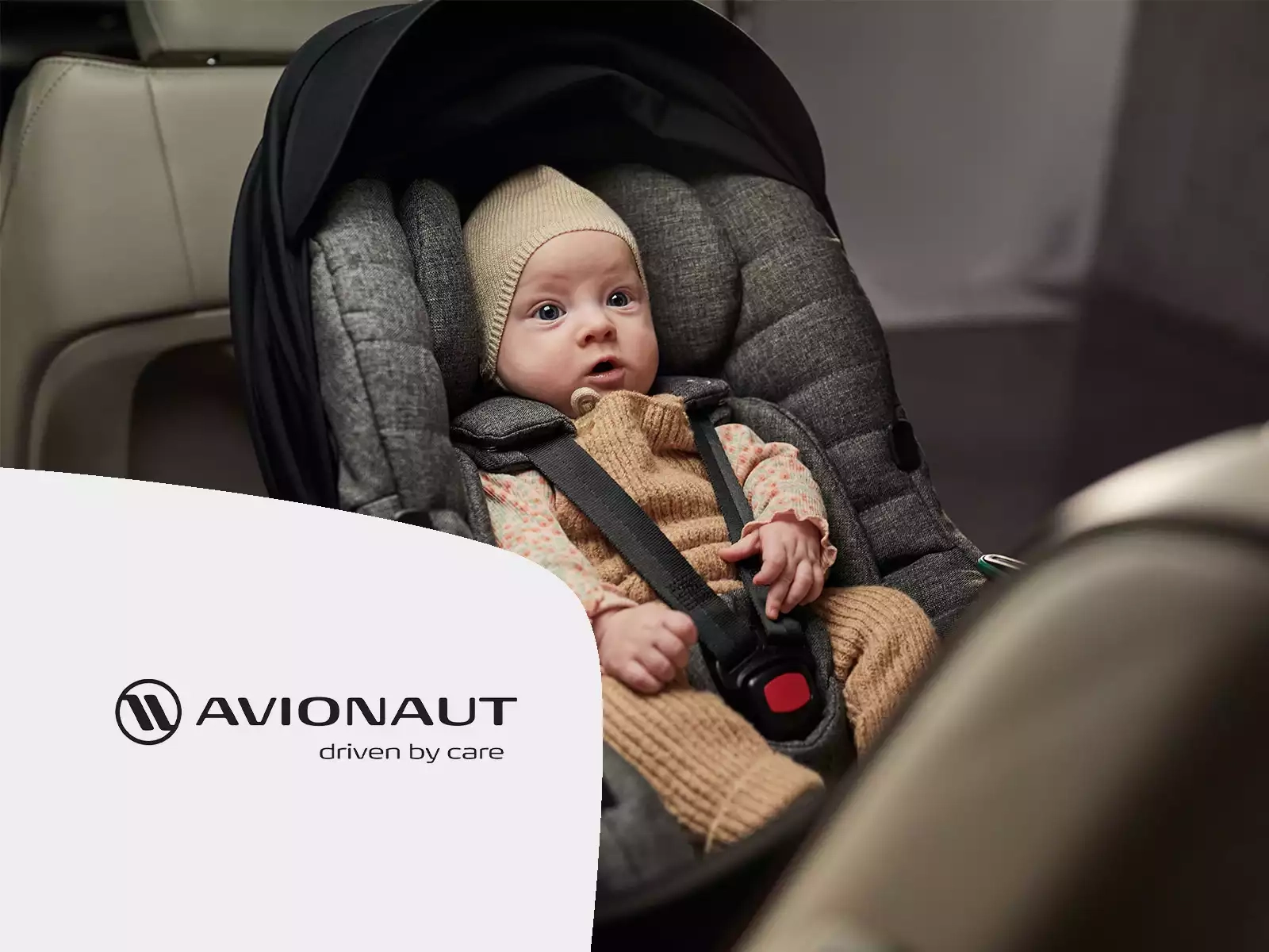 Baby ein sitzt auf einem autositz.