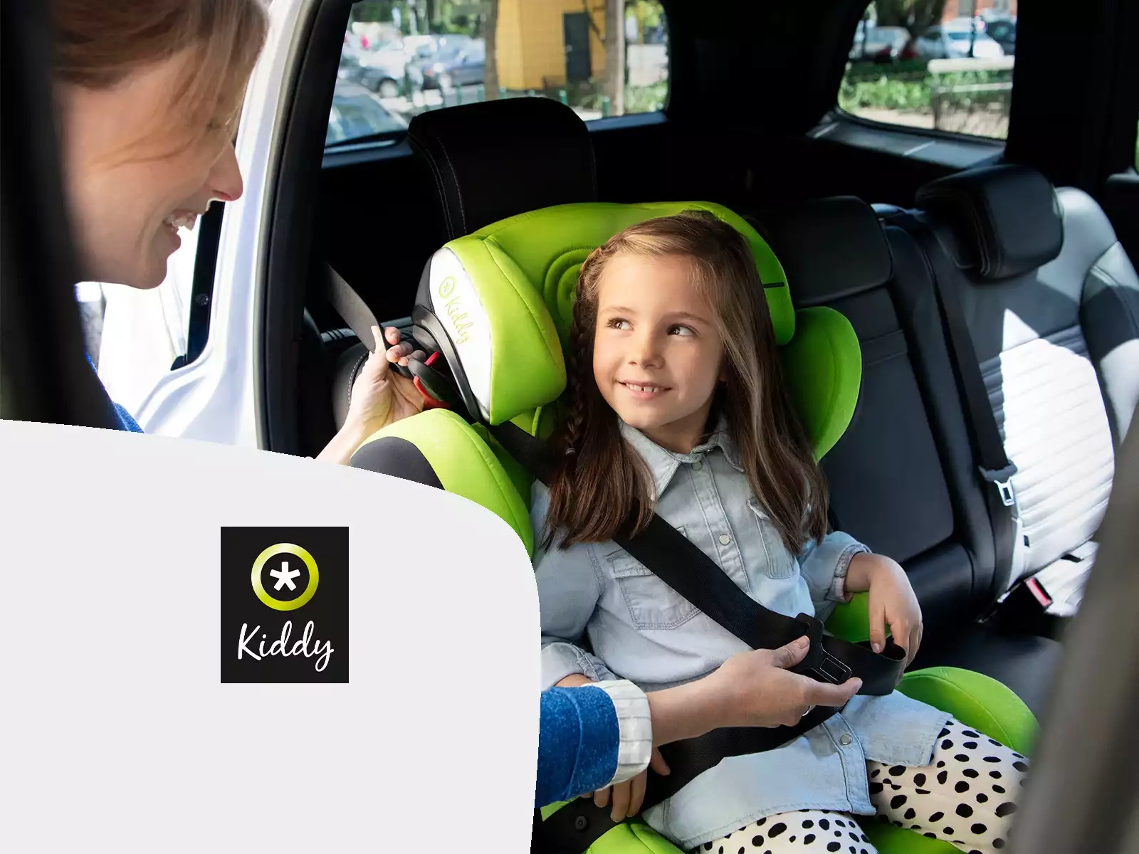 Ein mädchen kleines, das auf dem rücksitz eines autos sitzt.