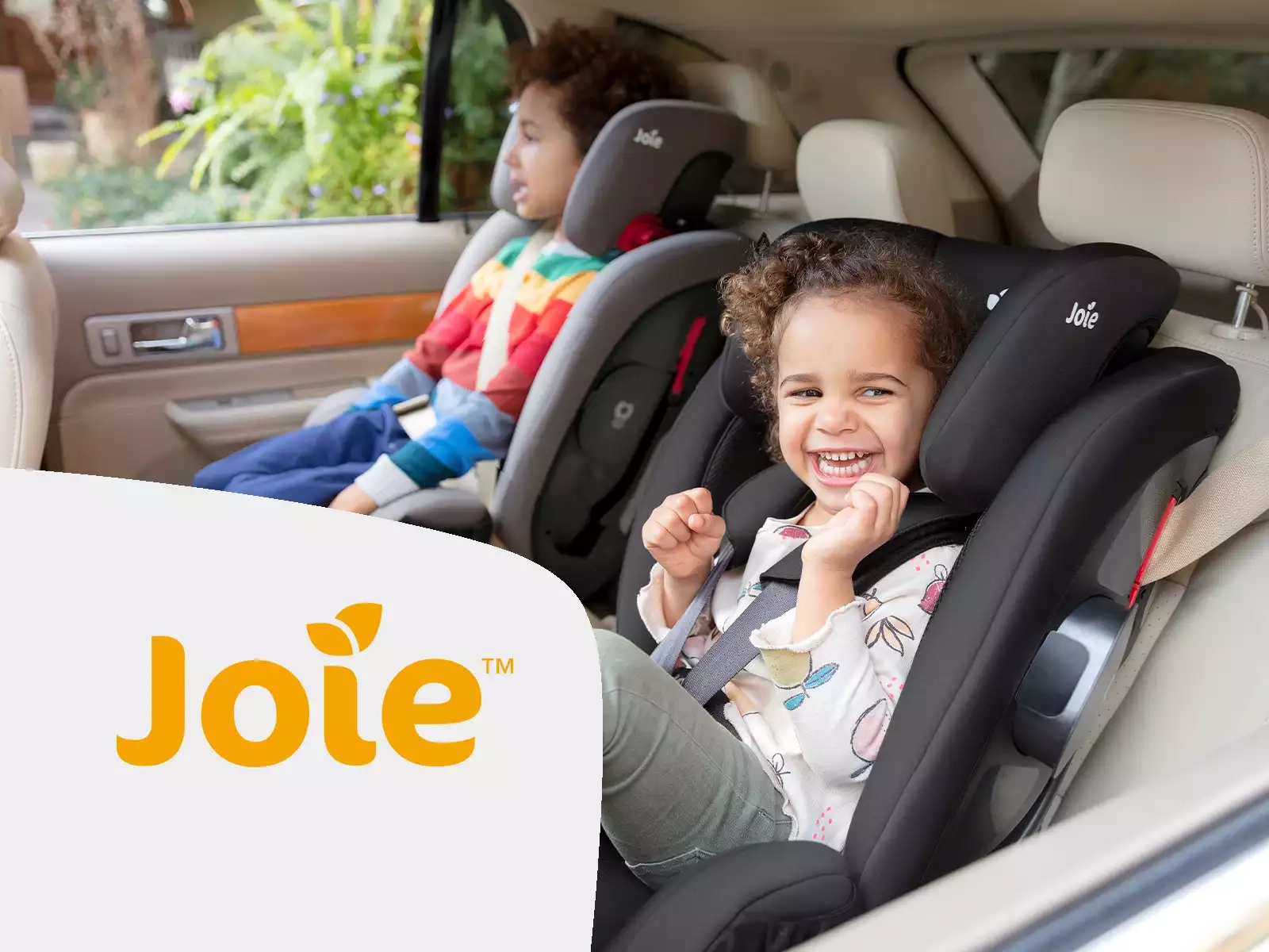 Kind ein, das auf dem rücksitz eines autos sitzt.