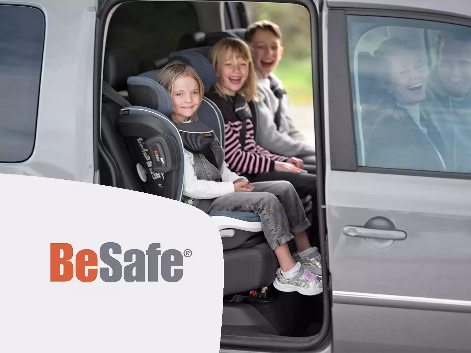 Kind ein auf einem autositz mit dem be-sicheren logo darauf.