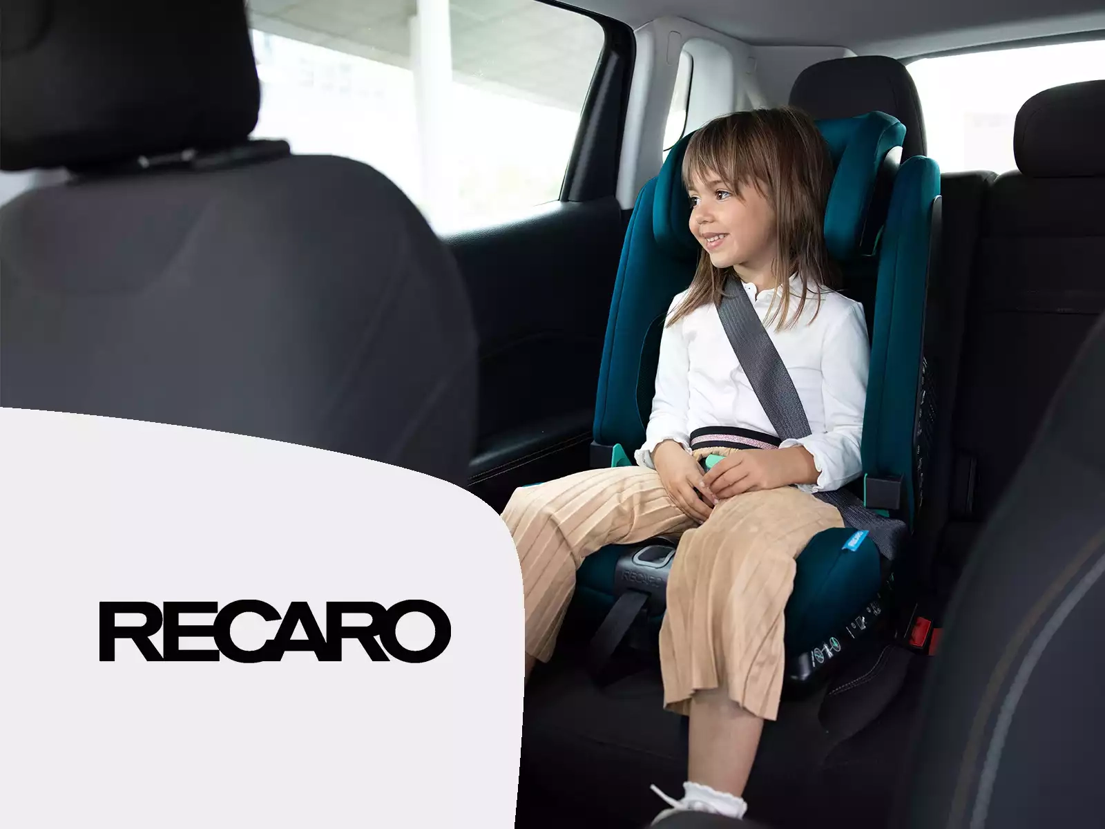 Ein mädchen kleines, das auf dem rücksitz eines autos sitzt.