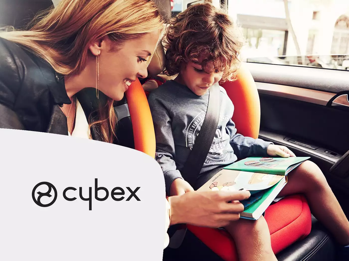 Eine frau und ein kind, die auf dem rücksitz eines.