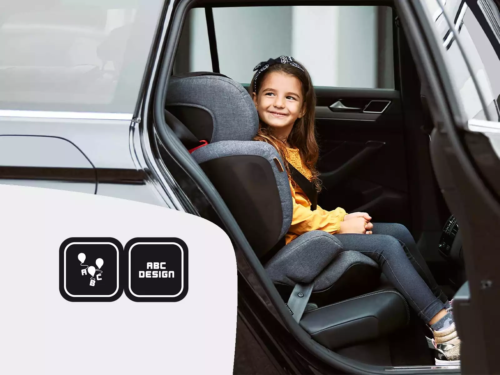 Ein mädchen kleines, das auf dem rücksitz eines autos sitzt.