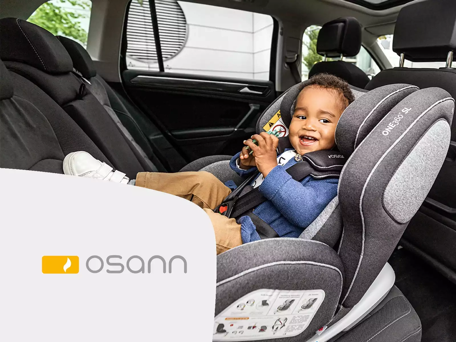 Kind ein, das auf der rückseite eines autositzes sitzt.