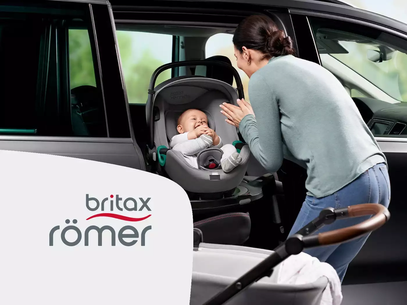 Eine frau, die ein baby in den hinteren teil eines.