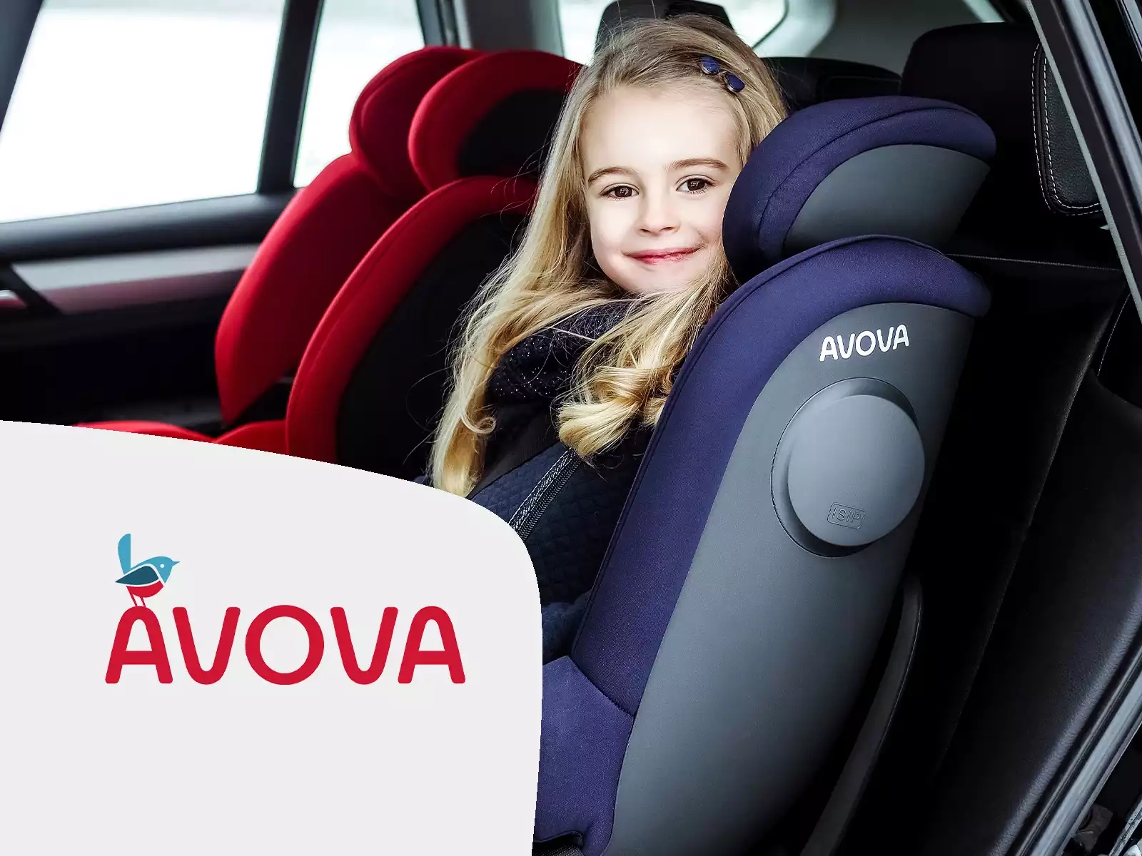 Ein mädchen junges sitzt auf dem rücksitz eines autos.