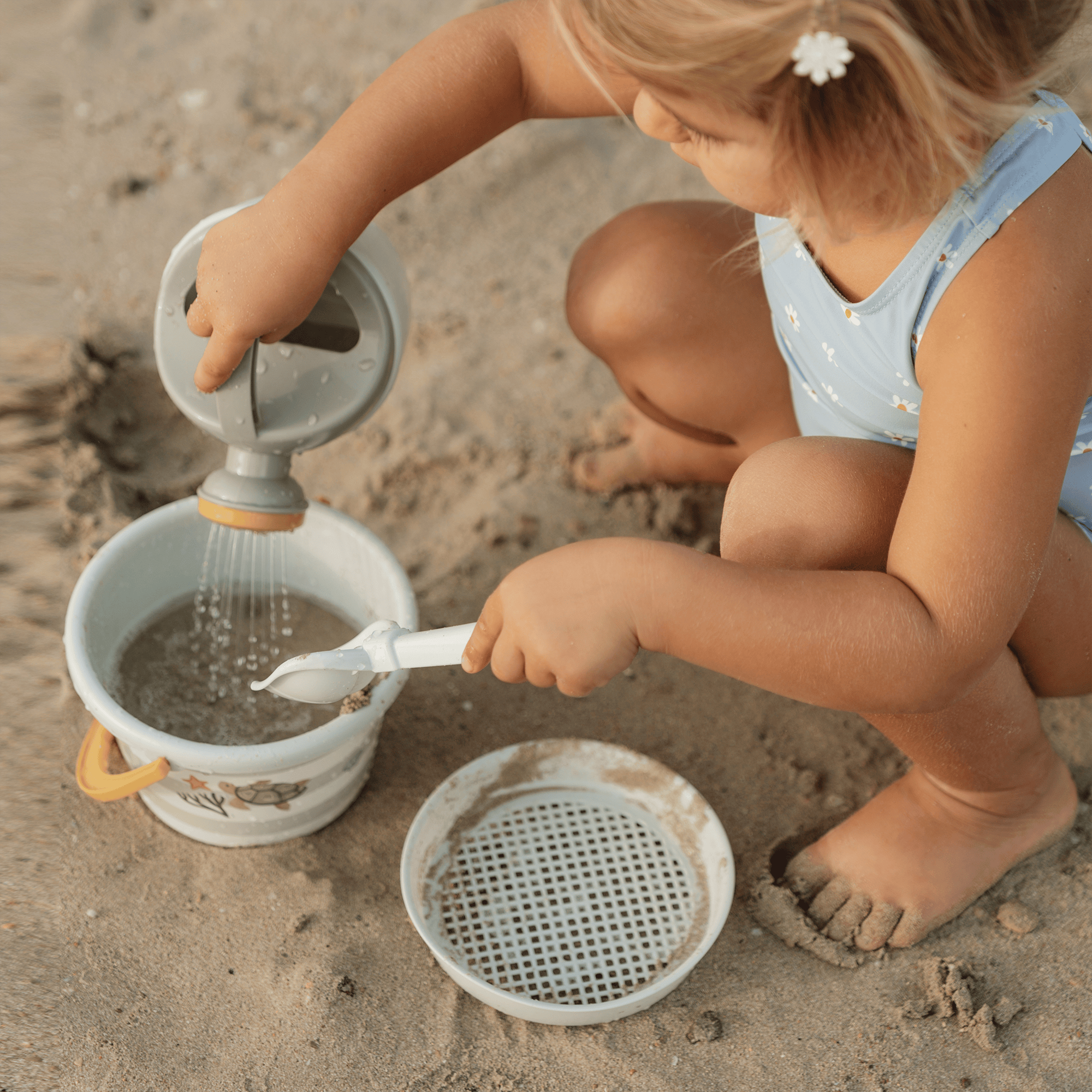 Sandspielzeug, LITTLE DUTCH, Grün – Besonderheit: bestehend aus Eimer, Sieb, Schaufel, Rechen und Gießkanne