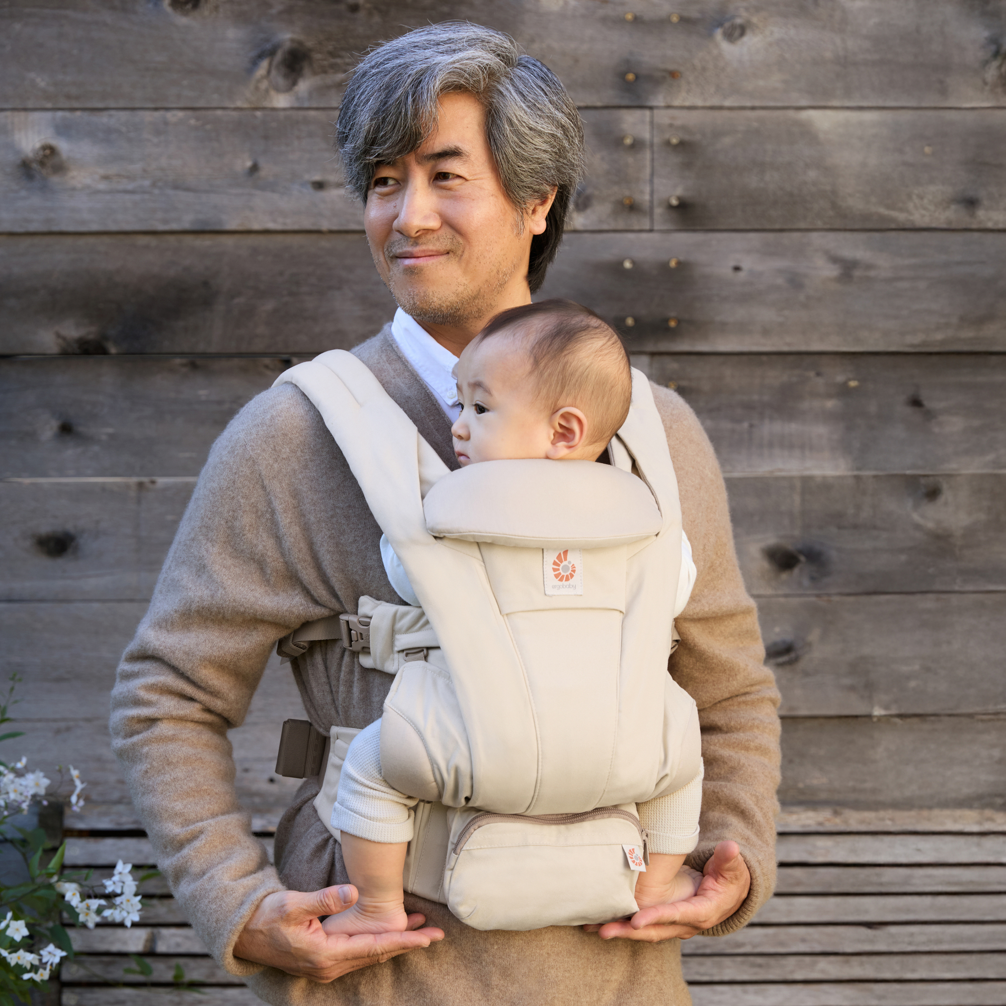 Fullbuckle Tragen, ERGObaby, Beige – Besonderheit: 4 ergonomische Tragepositionen (nach innen, nach außen, auf dem Rücken, auf der Hüfte) mit Lendenwirbelstütze zur Entlastung des Trägers