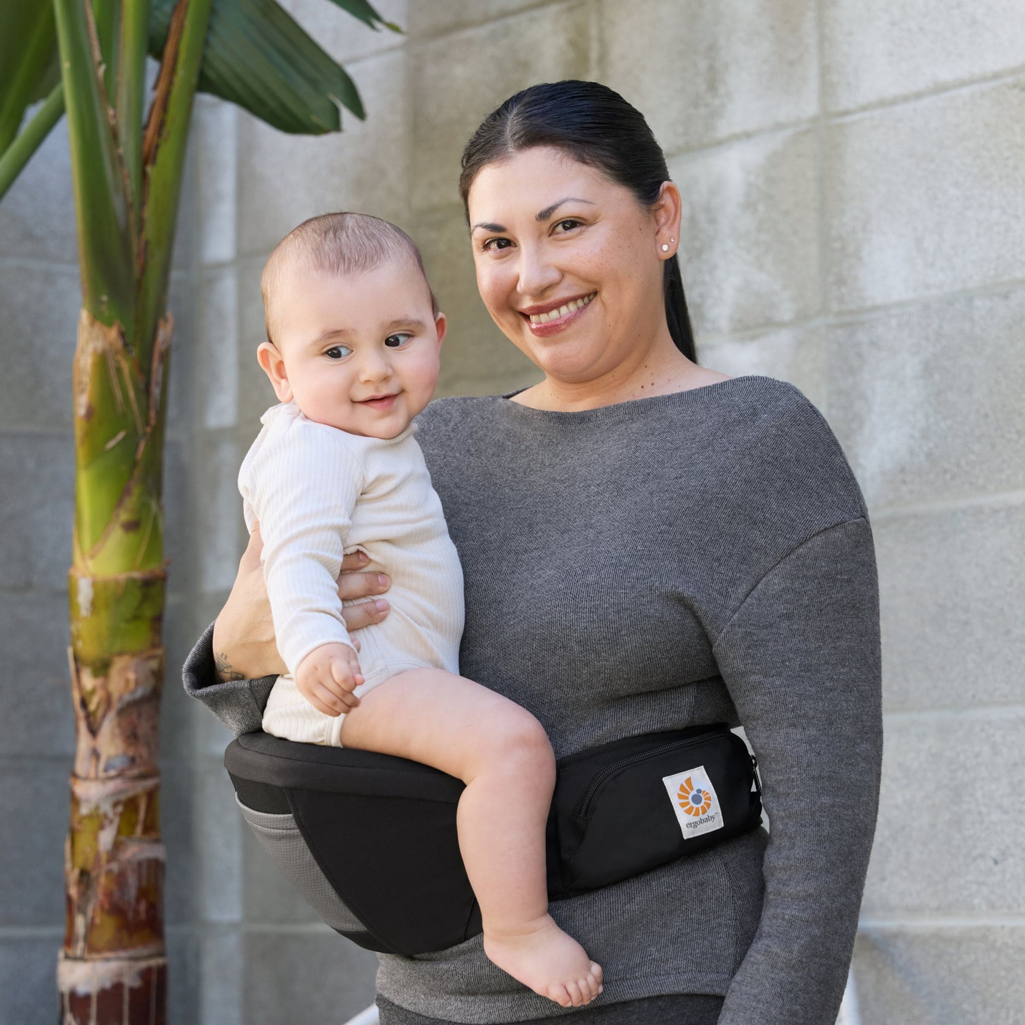 Hüfttragen, ERGObaby, Schwarz – Besonderheit: Ergonomischer, gebogener Schalensitz zur bequemen Unterstützung der Hüften des Babys
