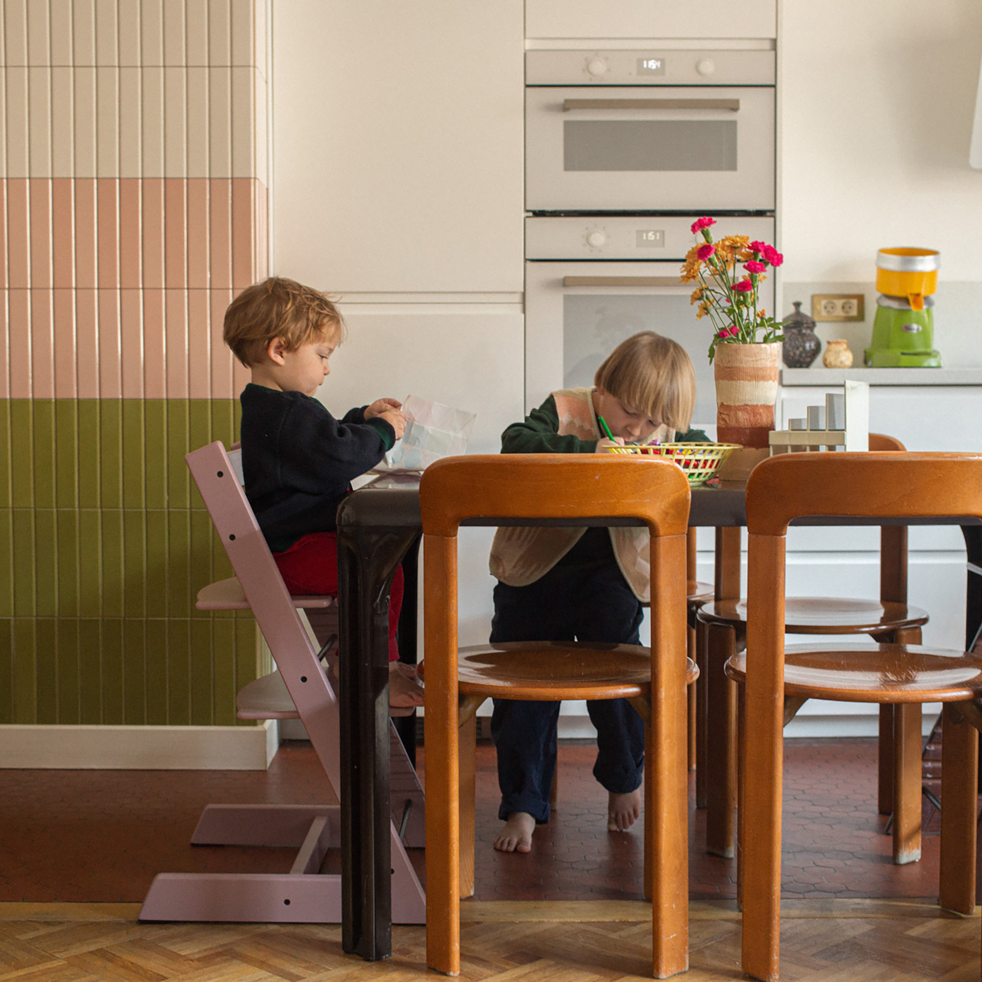 Treppenhochstühle, STOKKE, Pink – Produktansicht