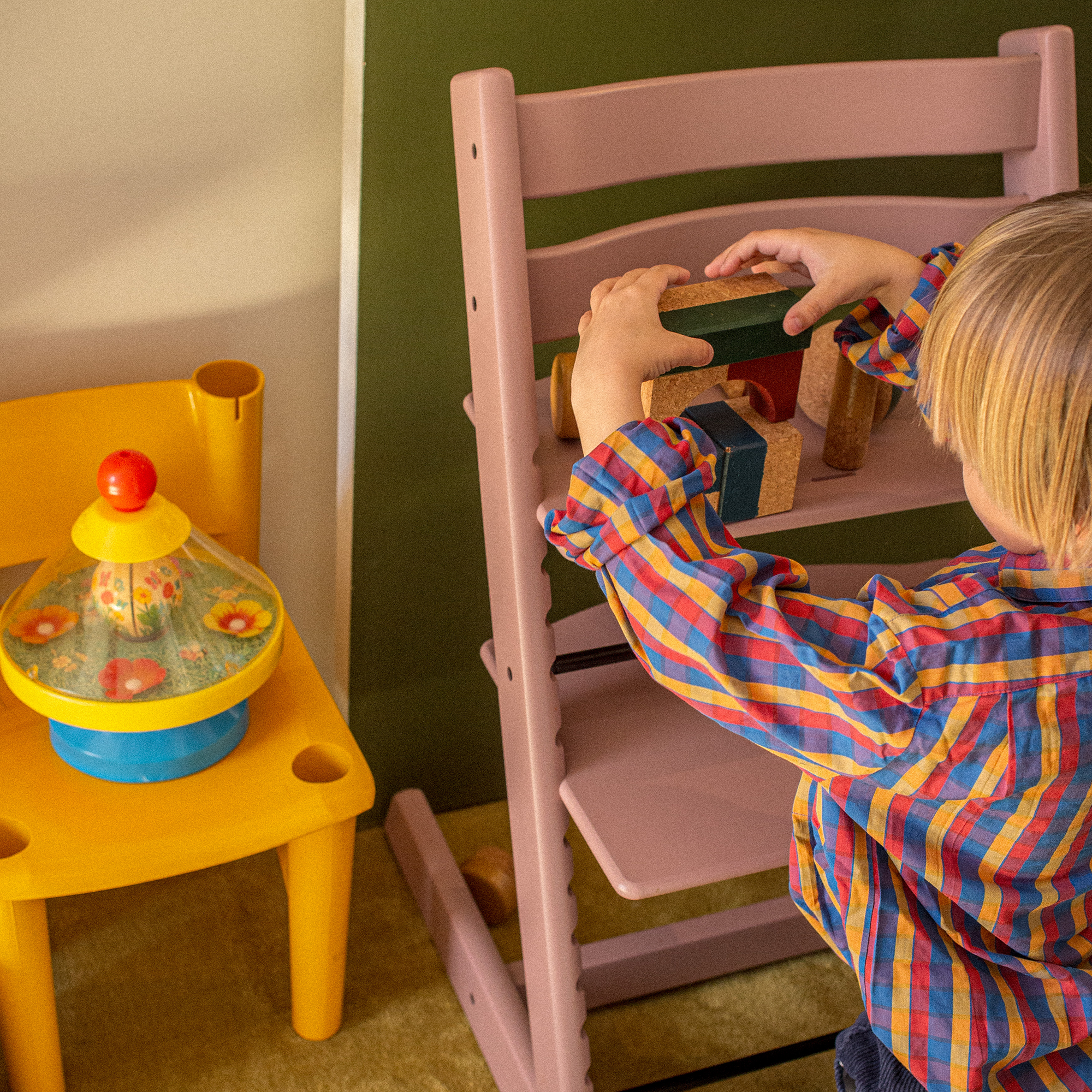 Treppenhochstühle, STOKKE, Pink – Produktansicht