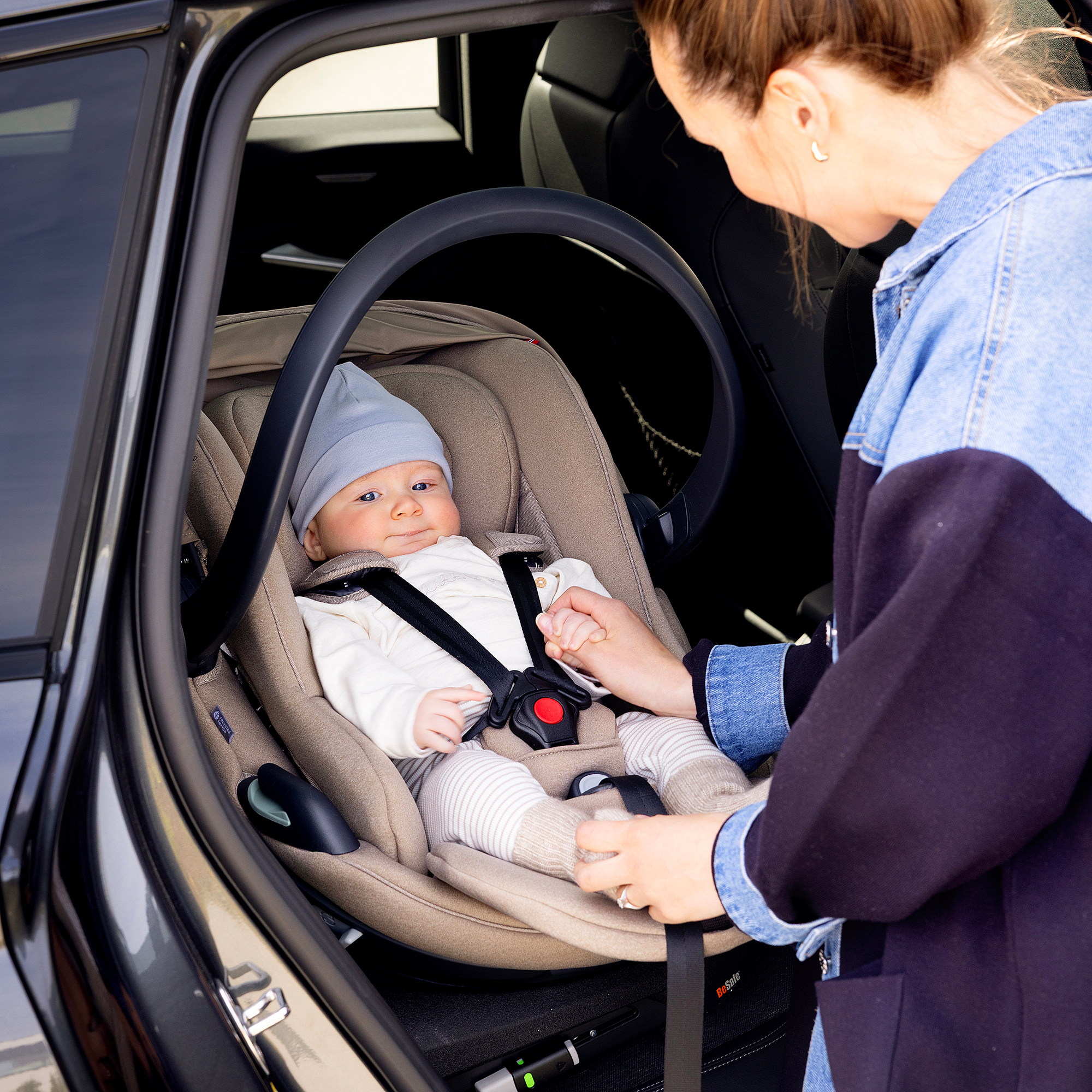 Babyschalen 0-13 kg, Gruppe 0+, BeSafe, Beige – Besonderheit: Active Lay Flat™-Funktion, Liegefunktion die sich bei einem Unfall automatisch in eine aufrechte Position bewegt