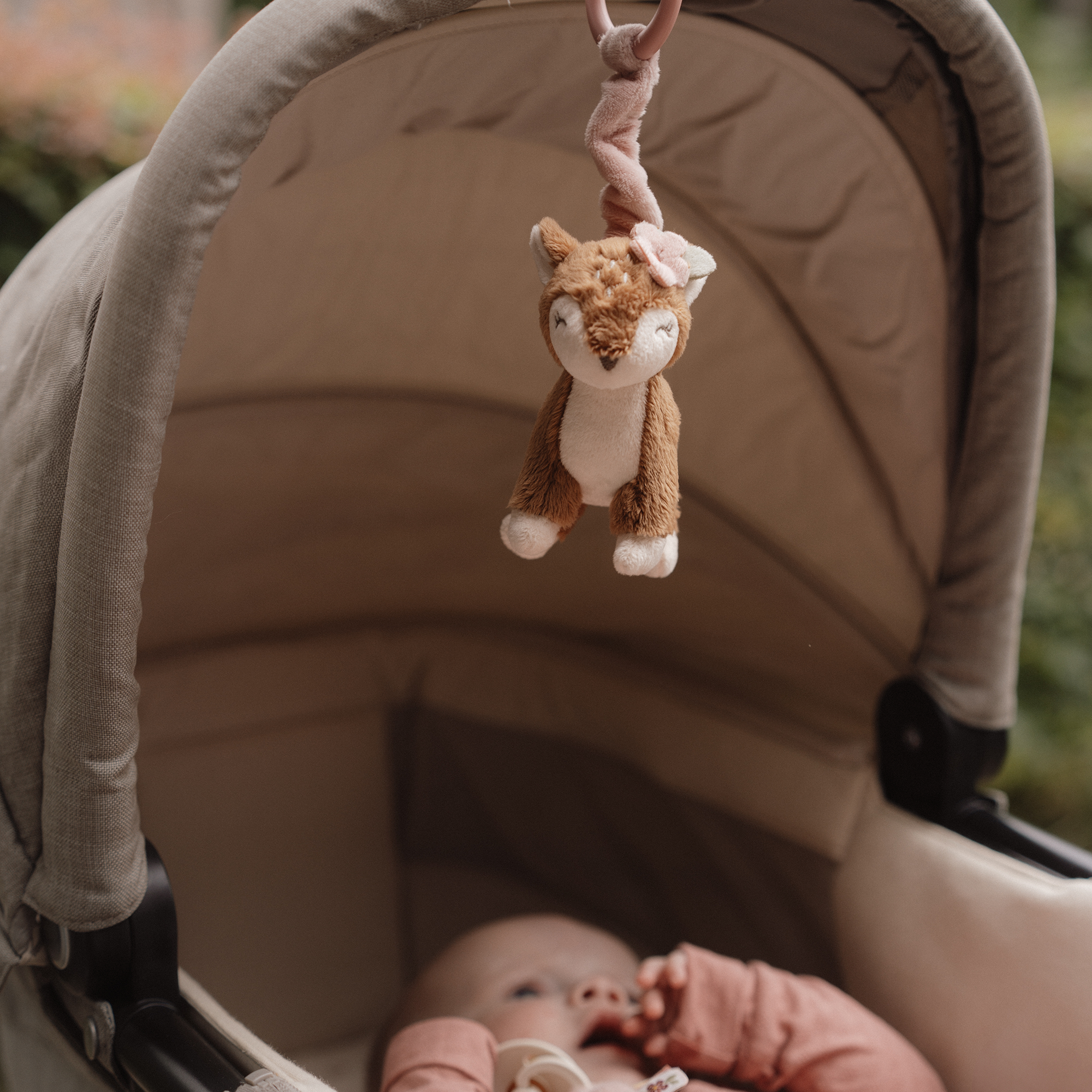 Kinderwagen Spielzeug, LITTLE DUTCH, Braun – Besonderheit: kuscheliges Zieh- und Schüttelspielzeug