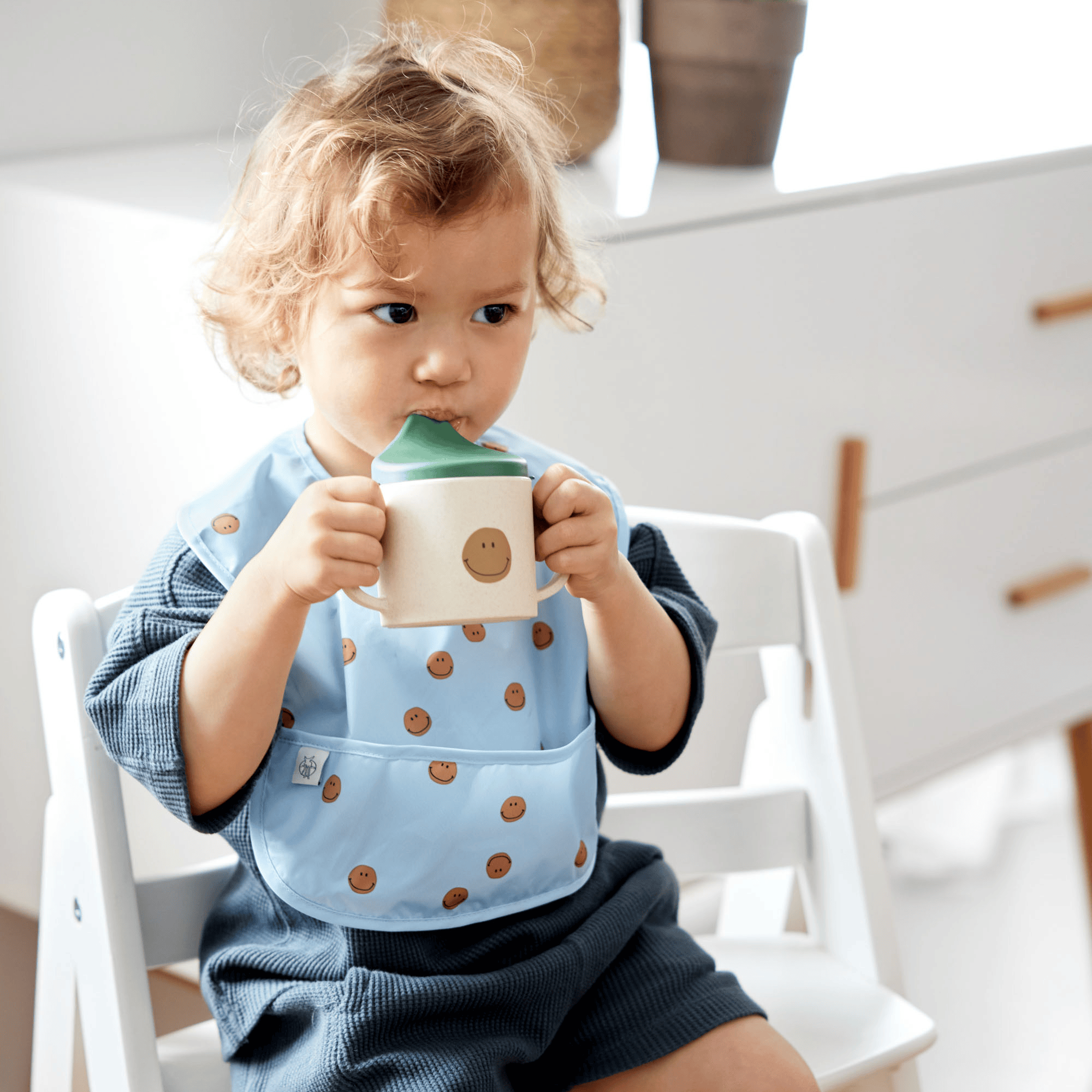 Lätzchen mit Auffangschale, LÄSSIG, Blau – Produktansicht