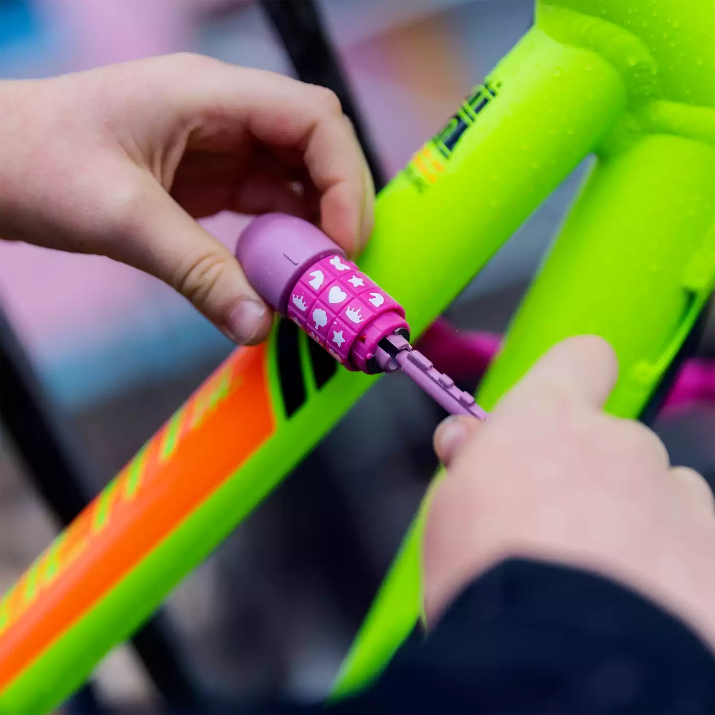 Fahrradfahren mit Kind, ABUS, Pink – Produktansicht