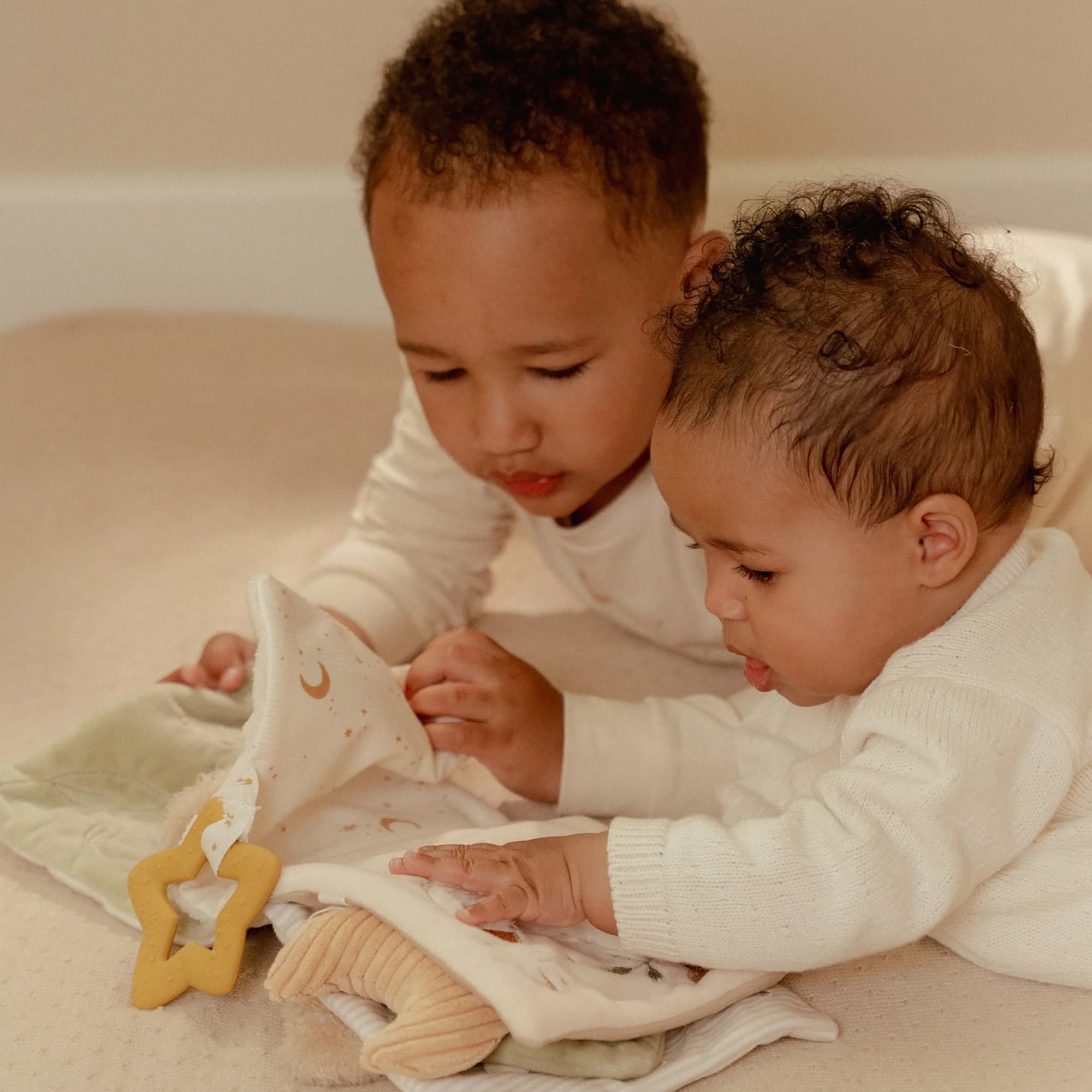 Stoffbücher, LITTLE DUTCH, Beige – Besonderheit: kuschelweiches Buch zum Anfassen und Fühlen