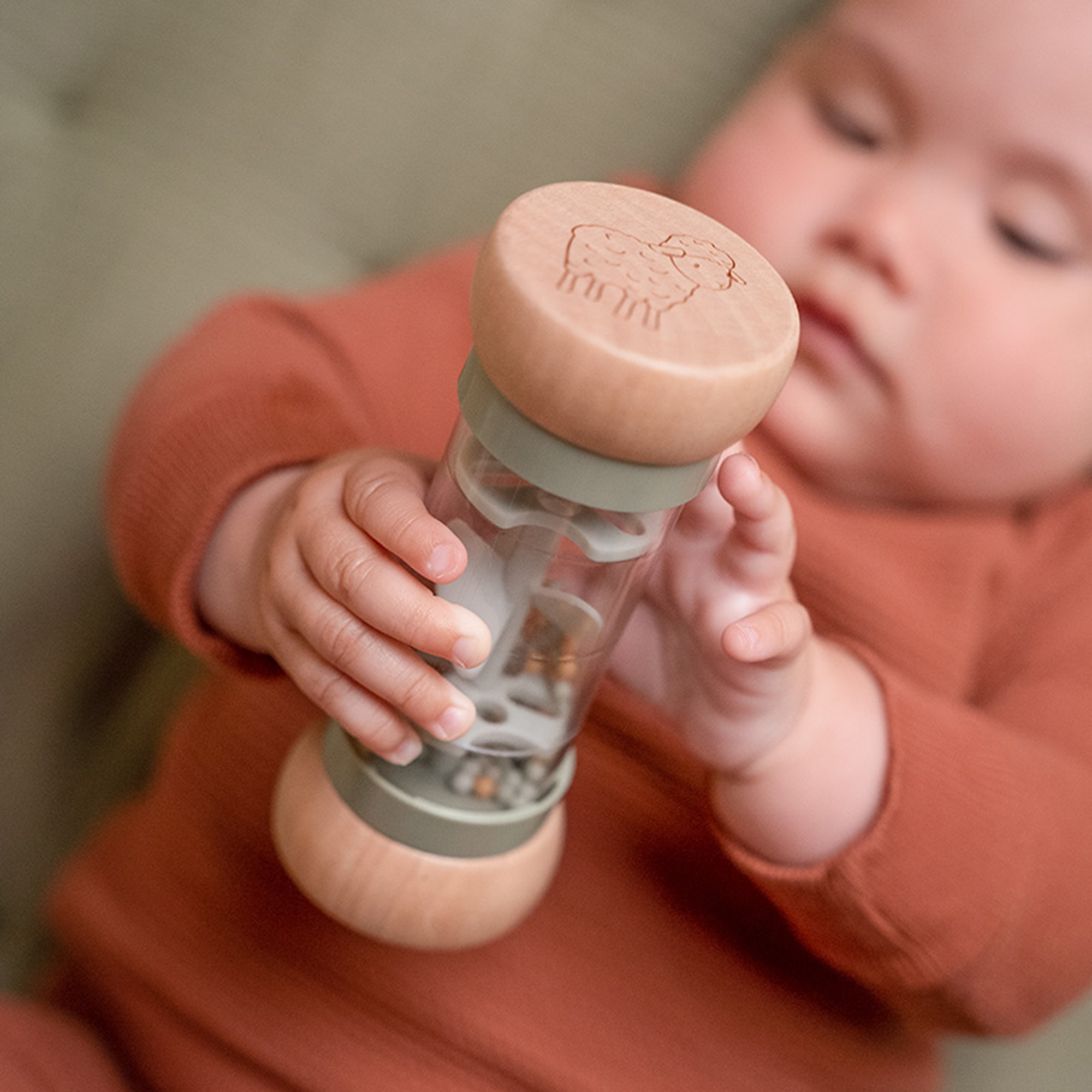 Rasseln & Greiflinge, LITTLE DUTCH, Grün – Besonderheit: bei Bewegung entsteht ein tolles Regengeräusch