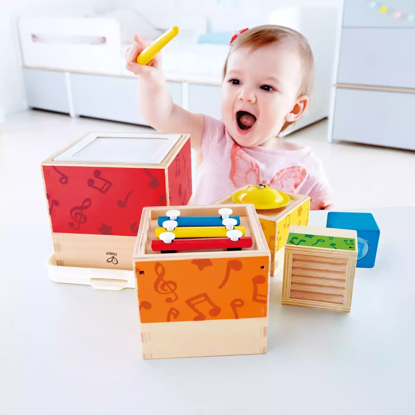 Rasseln & Greiflinge, Hape, Mehrfarbig – Besonderheit: 5 Stapelwürfel und ein Trommelstock