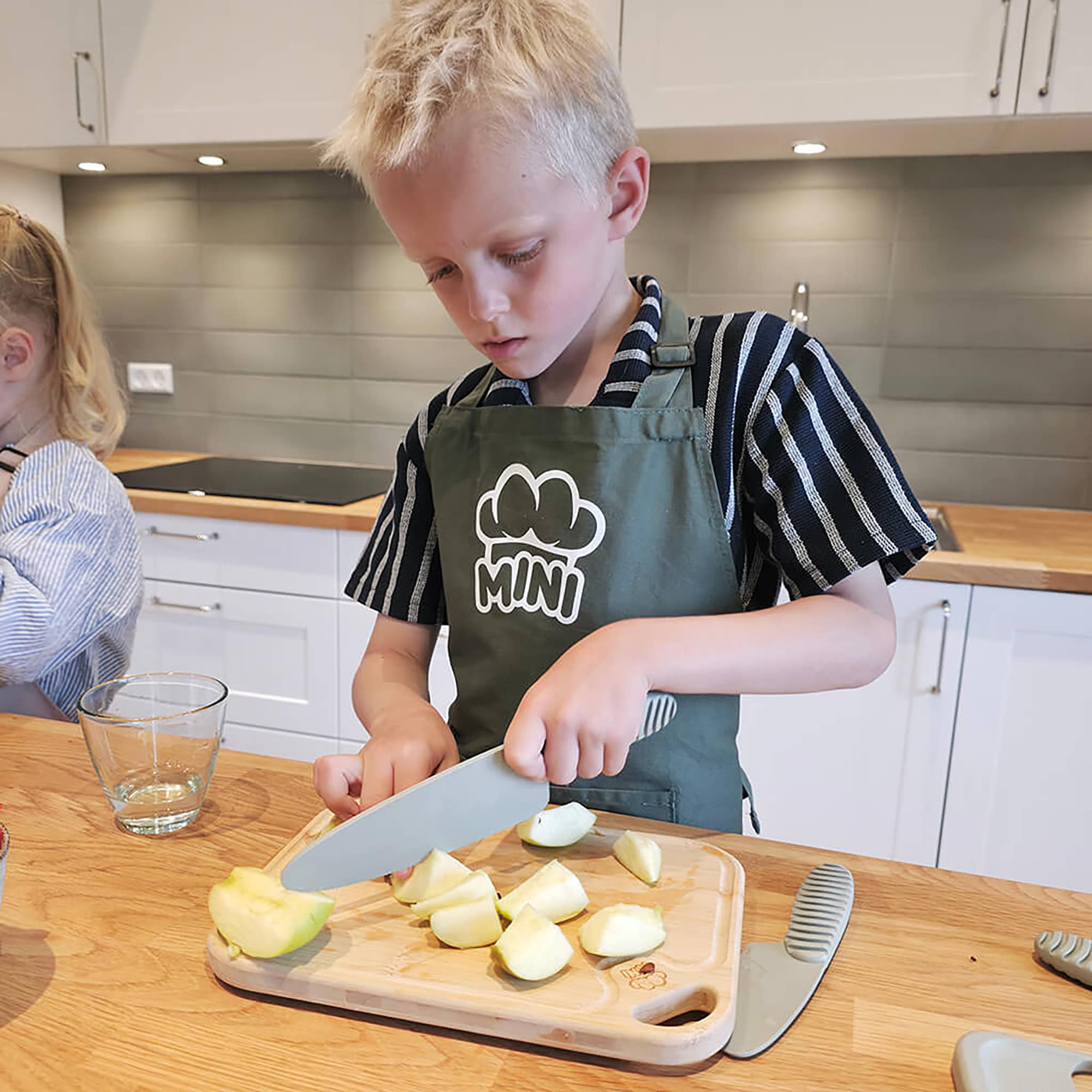 Kinderküche, MINI Family, Grün – Besonderheit: inklusive Kochmesser, Wellenschliffmesser, Gemüsemesser, Sparschäler, Hacker und Schneidebrett 