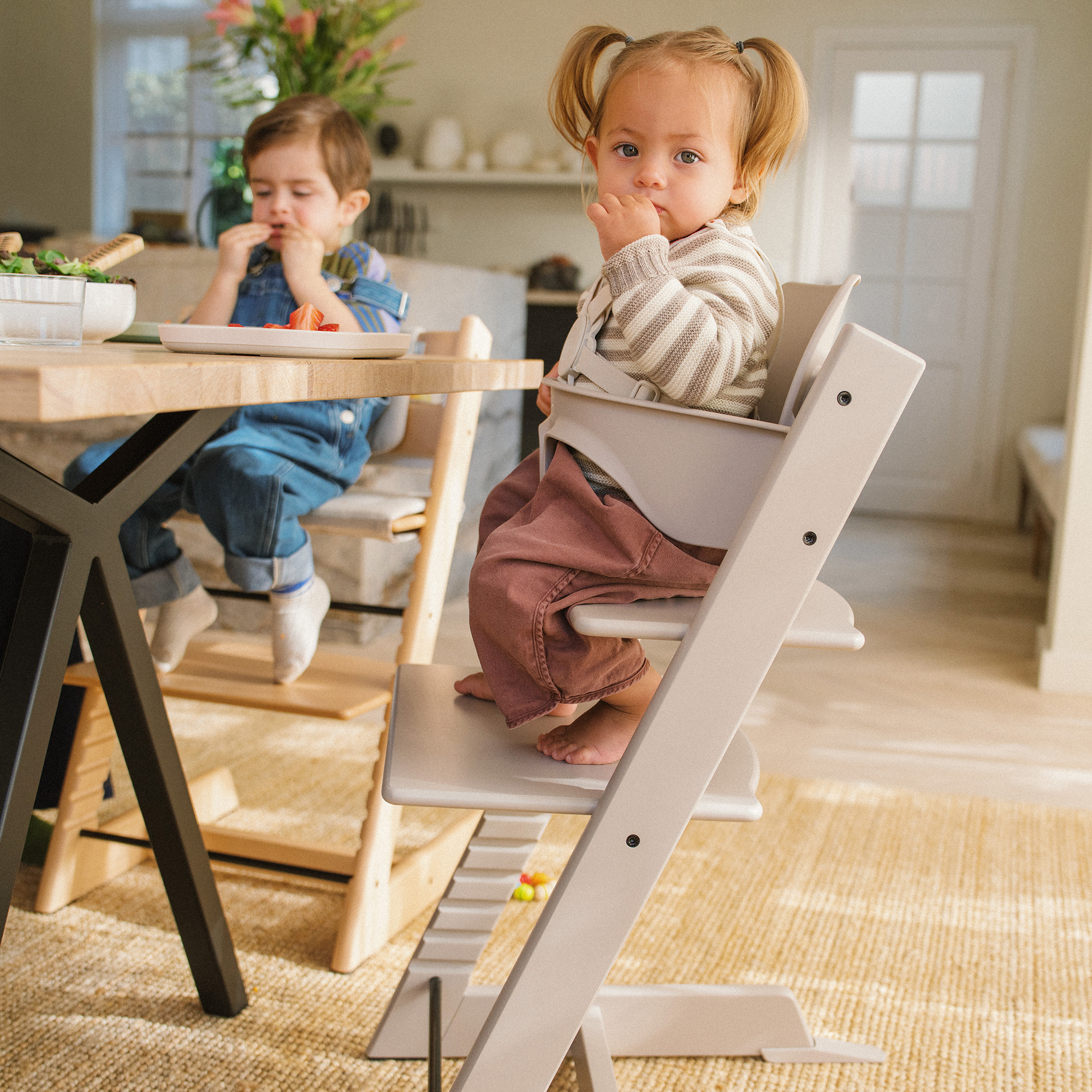 Treppenhochstühle, STOKKE, Grau – Produktansicht