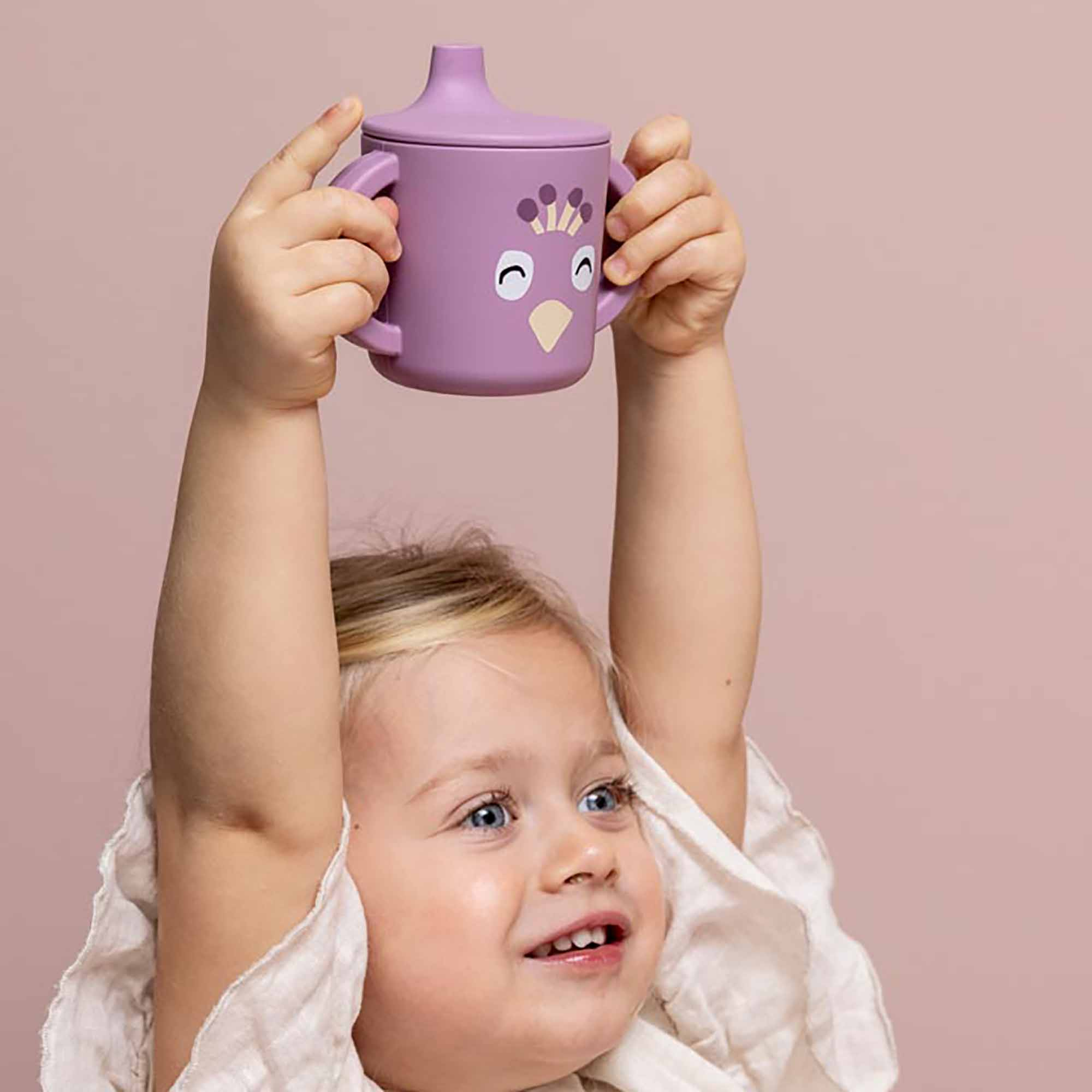 Trinklernbecher & -flaschen, trixie, Lila – Besonderheit: beide Griffe sind perfekt auf kleine Hände abgestimmt und machen das Halten und Kippen ganz leicht