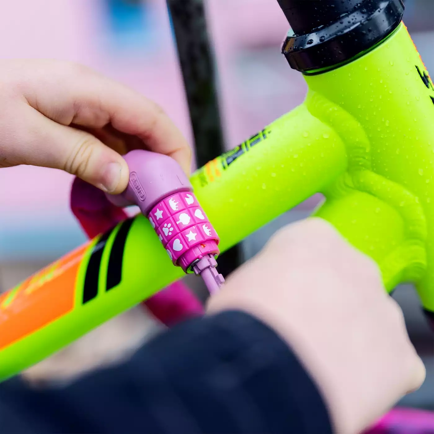 Fahrradfahren mit Kind, ABUS, Pink – Produktansicht