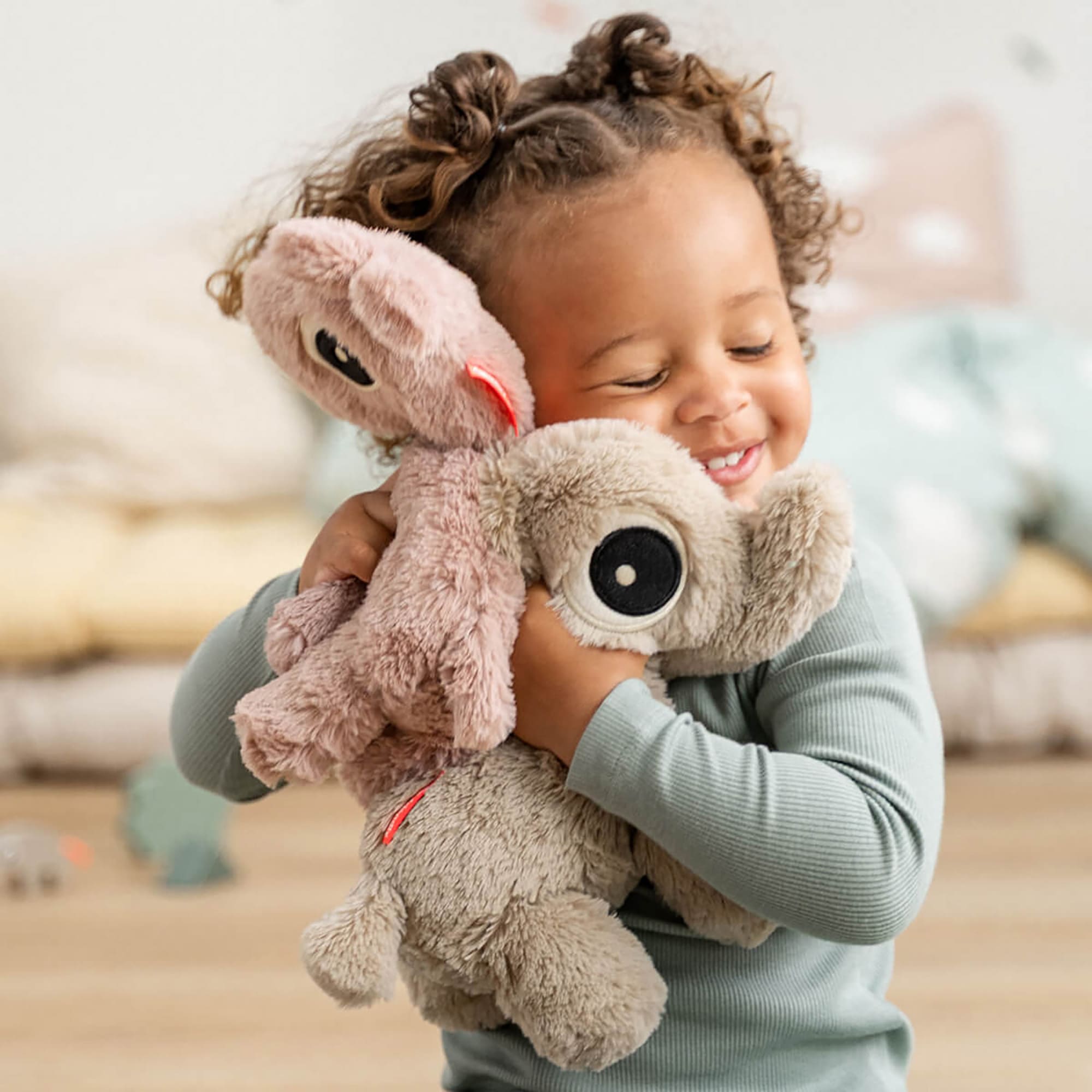 Kuscheltiere Elefanten, done by deer, Beige – Besonderheit: enthält ein Mini-Geschichtenbuch, das Elphees Persönlichkeit zum Leben erweckt
