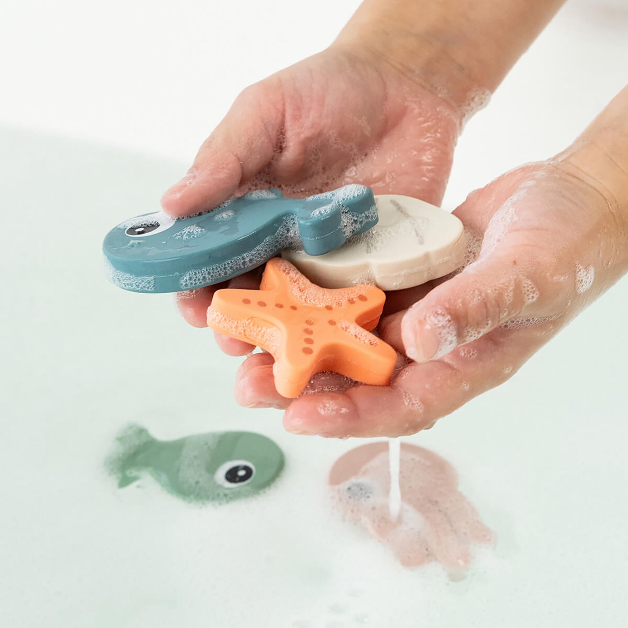 Badespielzeug, done by deer, Mehrfarbig – Produktansicht