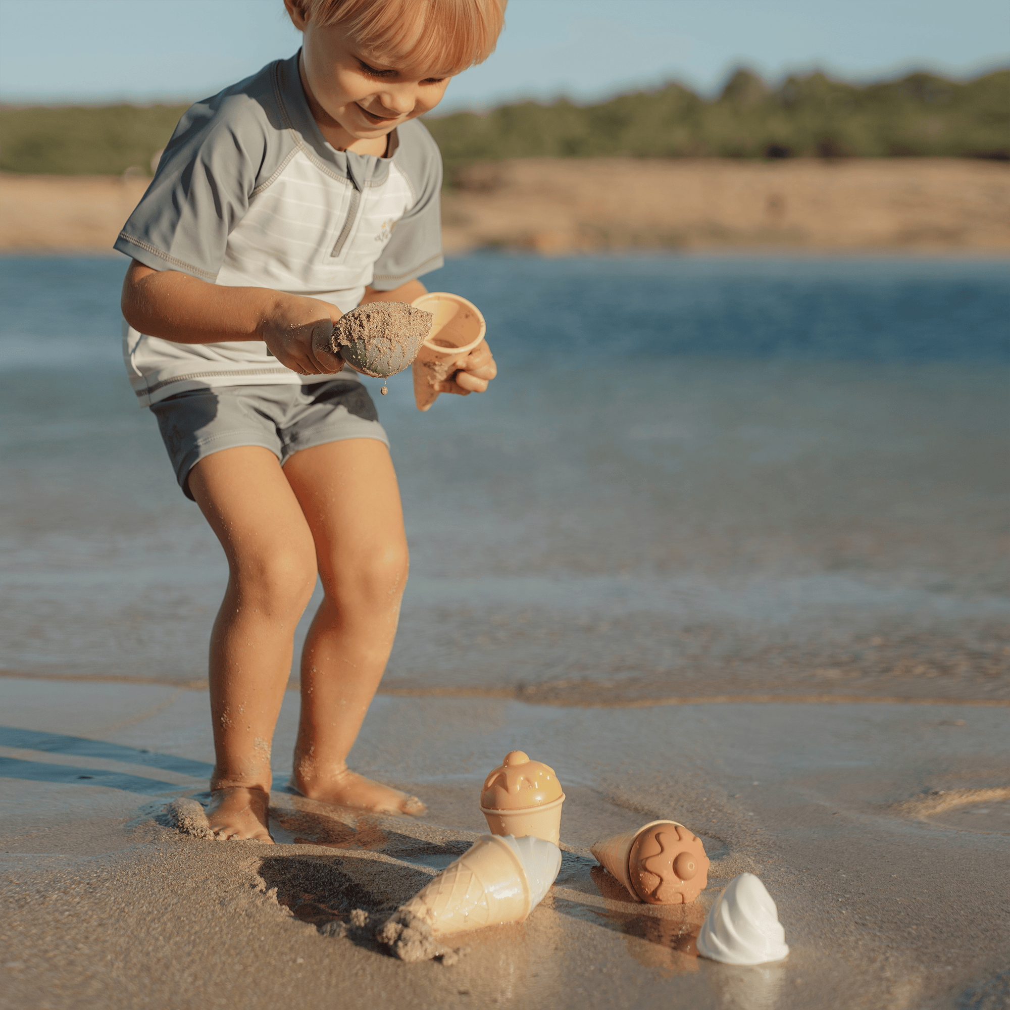 Sandspielzeug, LITTLE DUTCH, Mehrfarbig – Besonderheit: 4 Spielzeugeiswaffeln, 1 Eisportionierer und 4 Sandformen