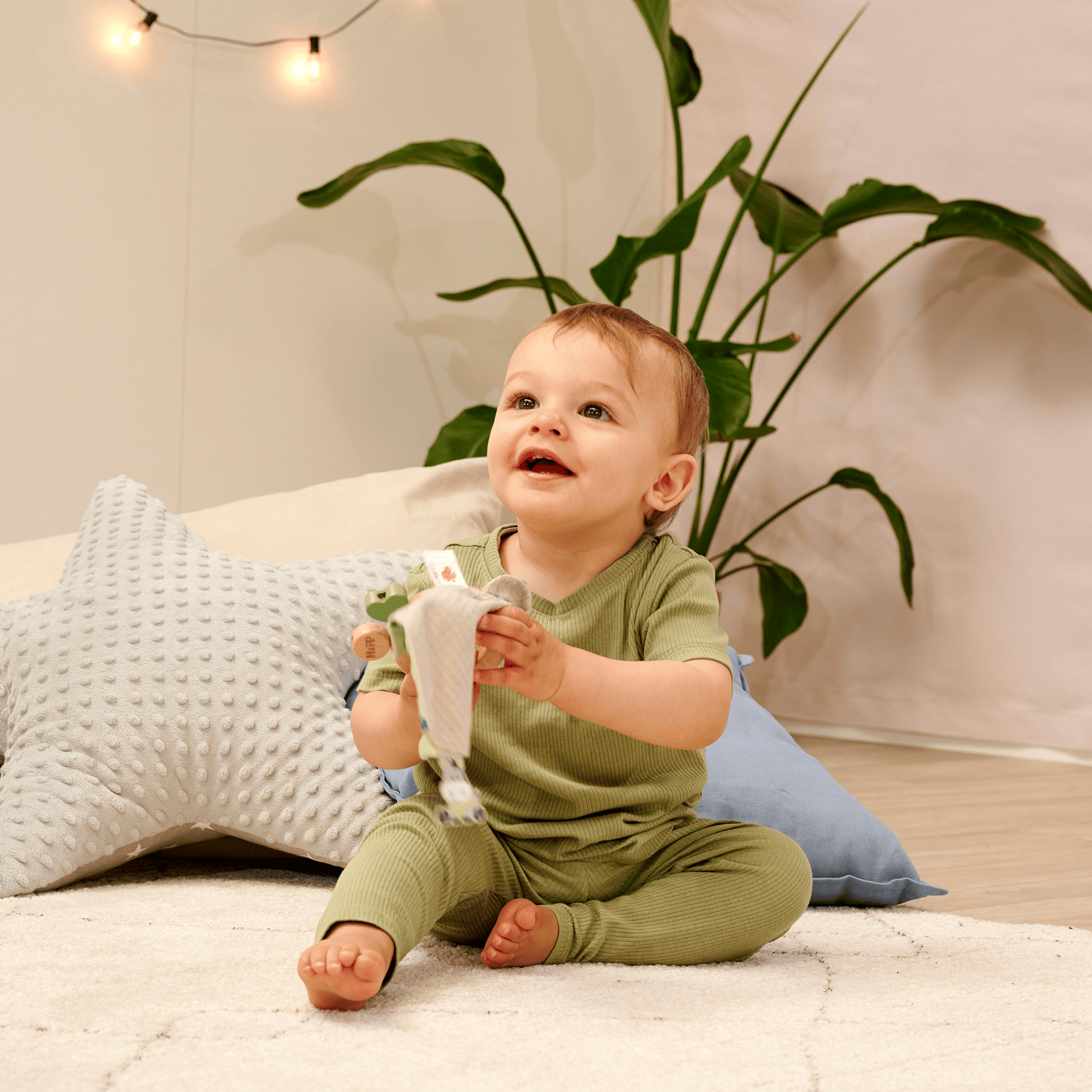 Holz Greiflinge, Eichhorn, Mehrfarbig – Besonderheit: mit kuschelweichem Schmusetuch