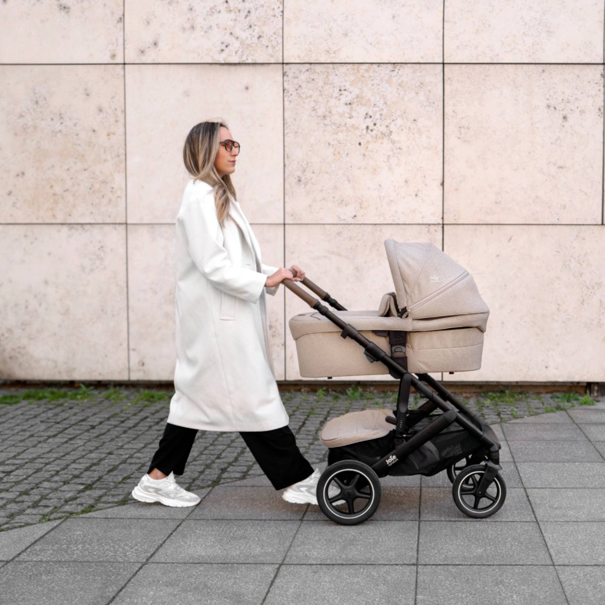 Kombi-Kinderwagen, Joie signature, Beige – Besonderheit: gefederter Flex™-Komfort-Sportsitz mit zusätzlich gepolsterter Rückenlehne
