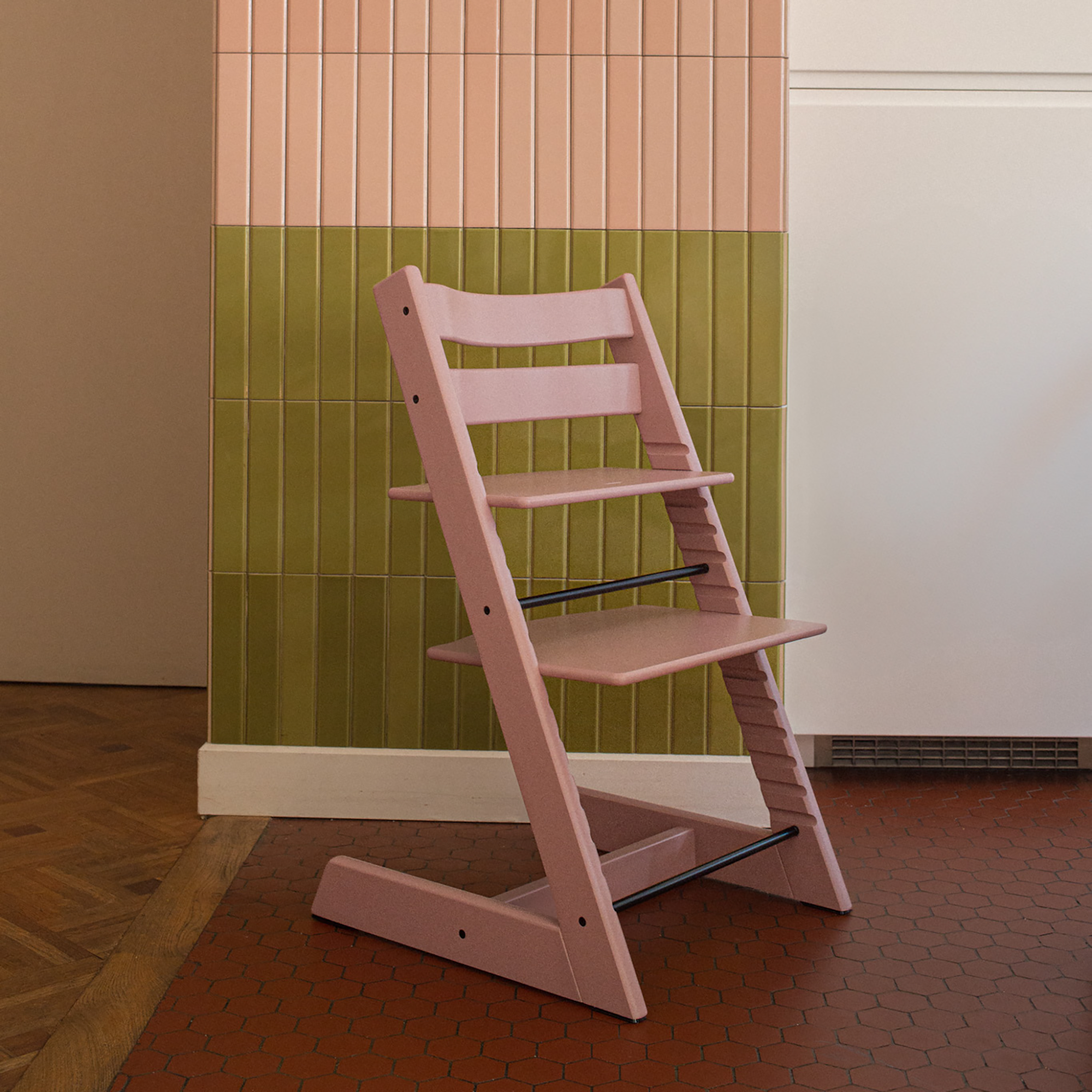 Treppenhochstühle, STOKKE, Pink – Produktansicht