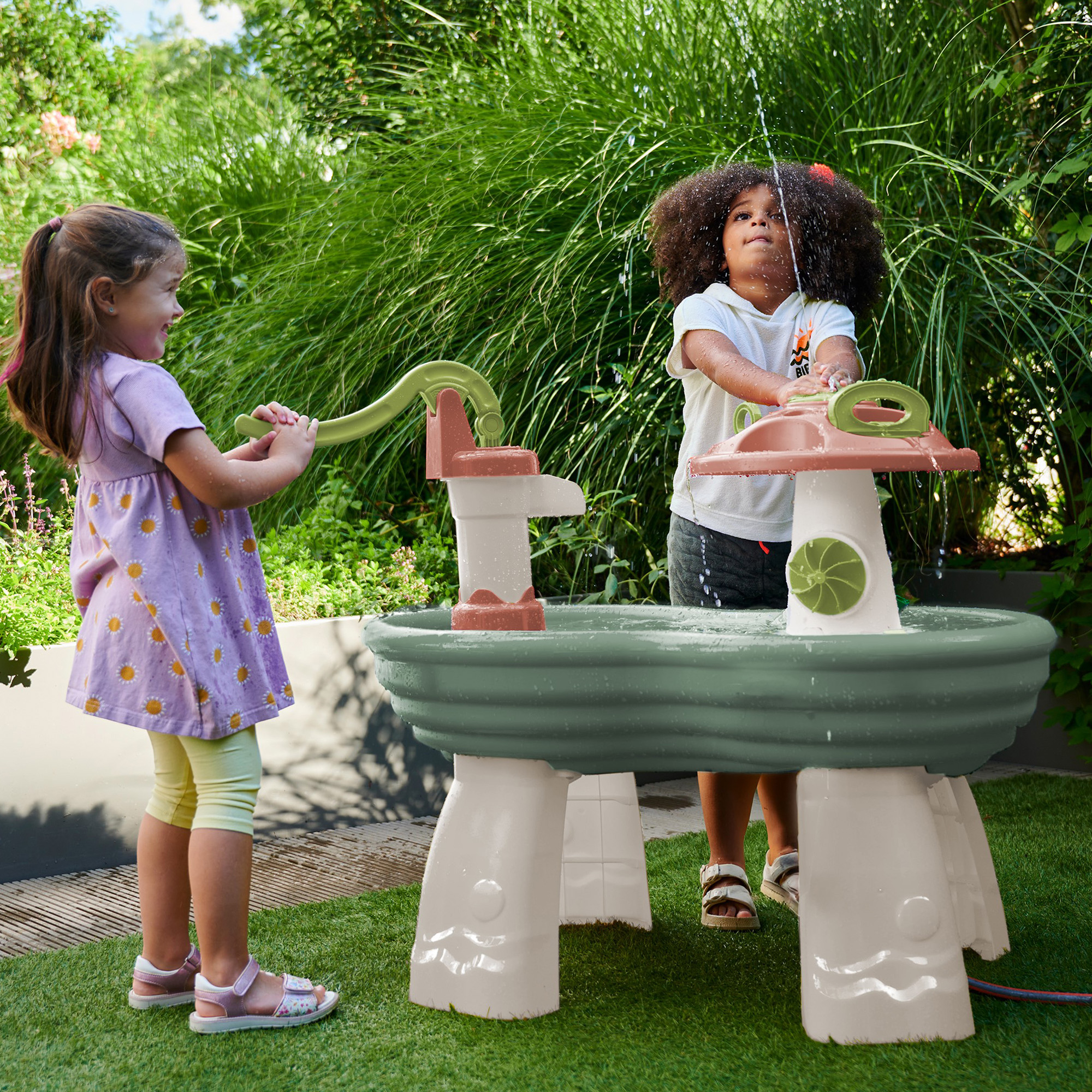 Wasserspielzeug, AquaPlay, Grün – Besonderheit: riesige Pumpe und große Pilze mit Spritz- und Wasserfall-Funktionen 
