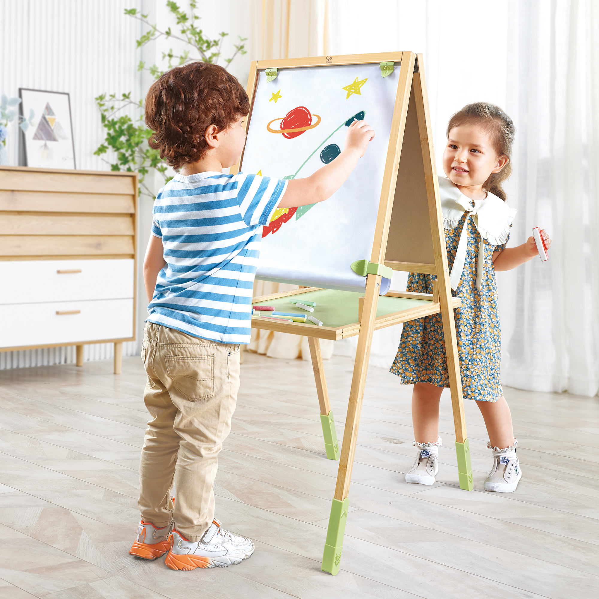 Holzspielzeug, Hape, Braun – Besonderheit: Tafel, magnetisches Whiteboard & Papier