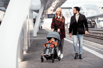 Ein mann und eine frau, die mit einem baby in.